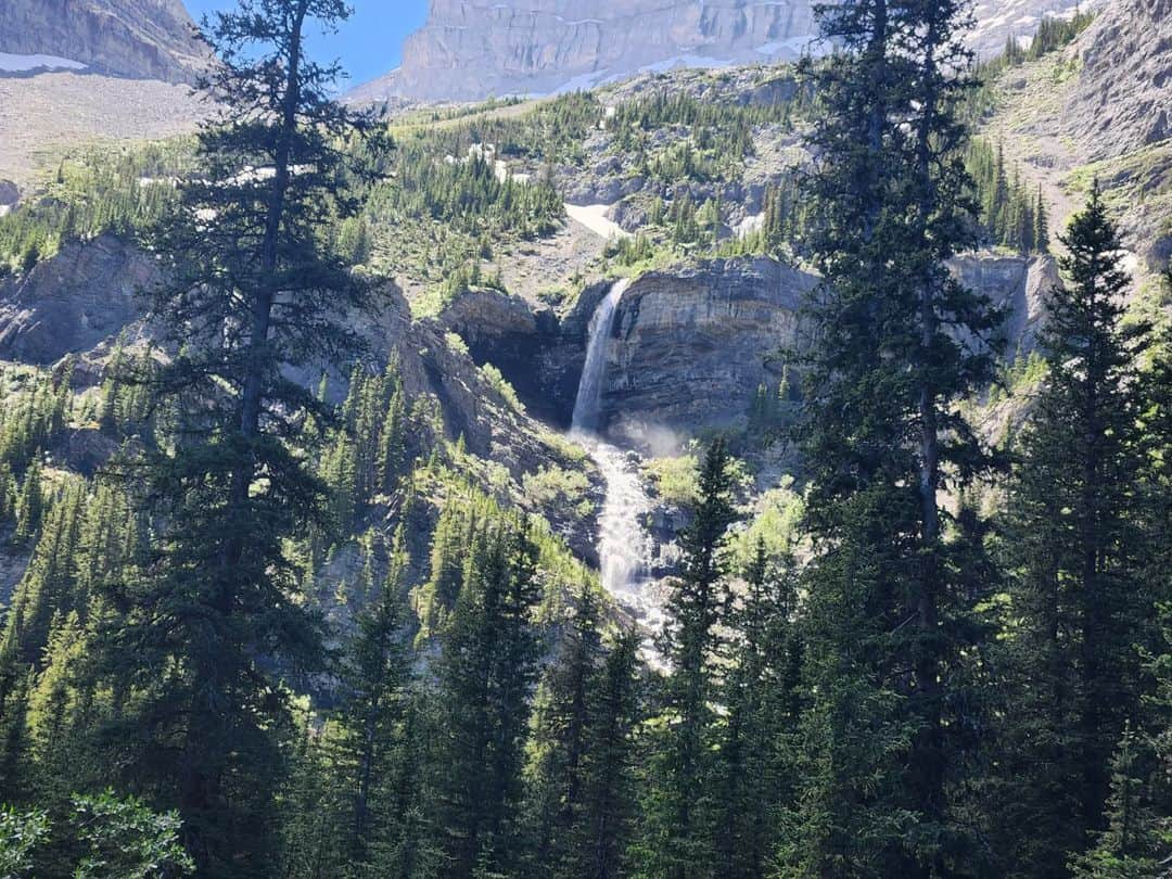 ヘイリー・ベルさんのインスタグラム写真 - (ヘイリー・ベルInstagram)「26 trips around the sun was celebrated with a hike I've always wanted to do!  . . . #explorealberta #hike #granola #memoriallake #kananaskis #explore #canada」7月20日 7時03分 - hayleighbell