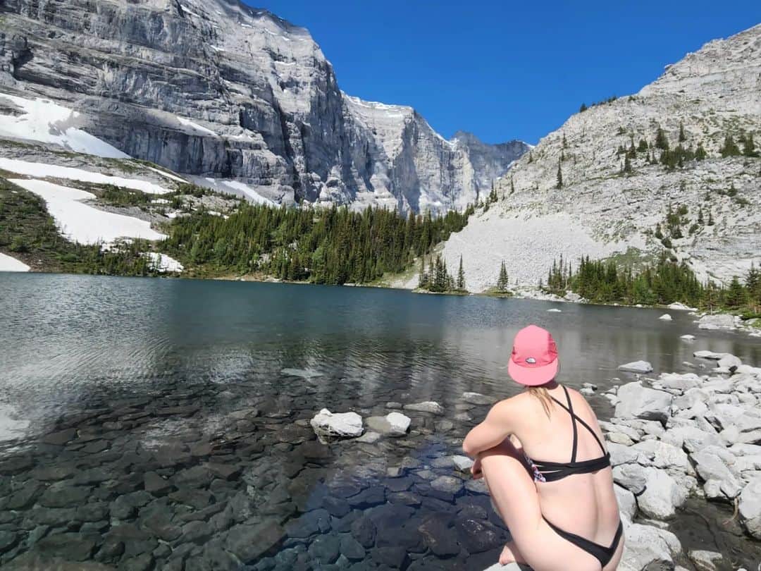 ヘイリー・ベルのインスタグラム：「26 trips around the sun was celebrated with a hike I've always wanted to do!  . . . #explorealberta #hike #granola #memoriallake #kananaskis #explore #canada」