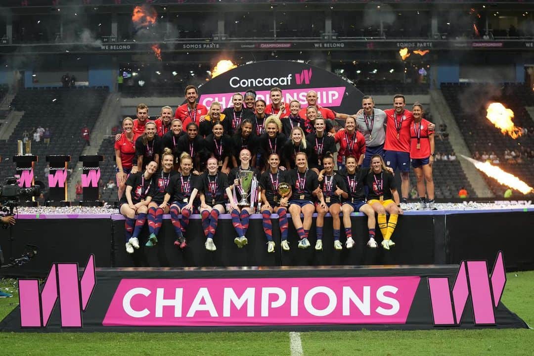 アリッサ・ナアーのインスタグラム：「Crew 🏆🇺🇸」