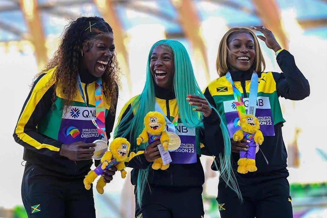シェリー＝アン・フレーザー＝プライスのインスタグラム：「Imagine producing the top 3 female sprinters in the world from a population of 2.8M!  It’s an amazing feeling to show the world what’s possible on home soil.   Making history with my third 1-2-3 sweep 🚀🇯🇲🧹🧹🧹  #mommyrocket #somethinggoodiscoming」