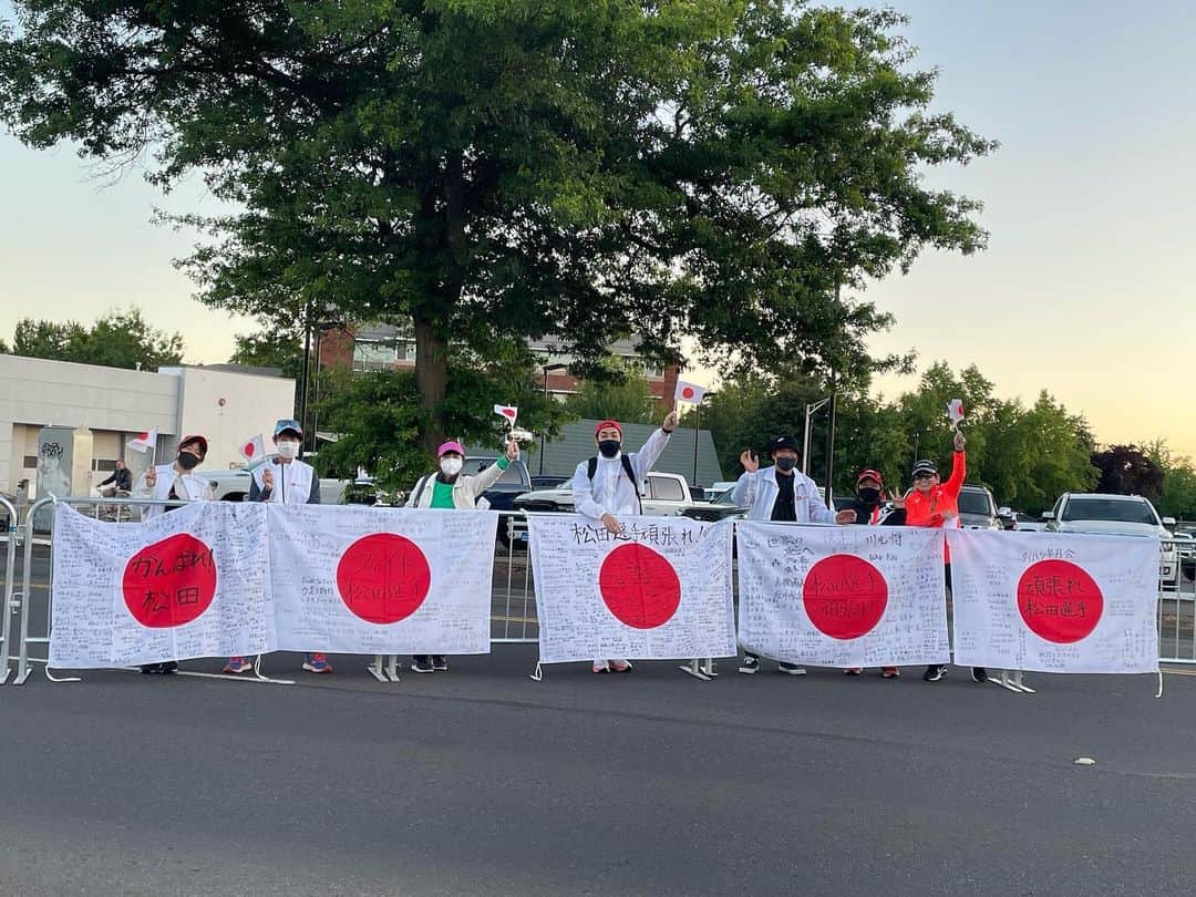松田瑞生のインスタグラム：「＊ 遠く離れた日本から家族が来てくれて 大声援を送ってくれました🎌 良い時も悪い時もずっとずっと味方で居てくれて応援してくれて本当にありがとう。 両親を連れてこれて、走る姿を見せることが出来て良かった！ 沢山の人の支えありきの舞台だけど家族の支えは私にとって一番大きいです。 レース後に会えました😊 家族はみんな笑顔で出迎えてくれました。 心からのありがとうを贈ります🥰🥰 だいすきっ！！！  #世界陸上　 #松田家  #ありがとう　 #🇯🇵」