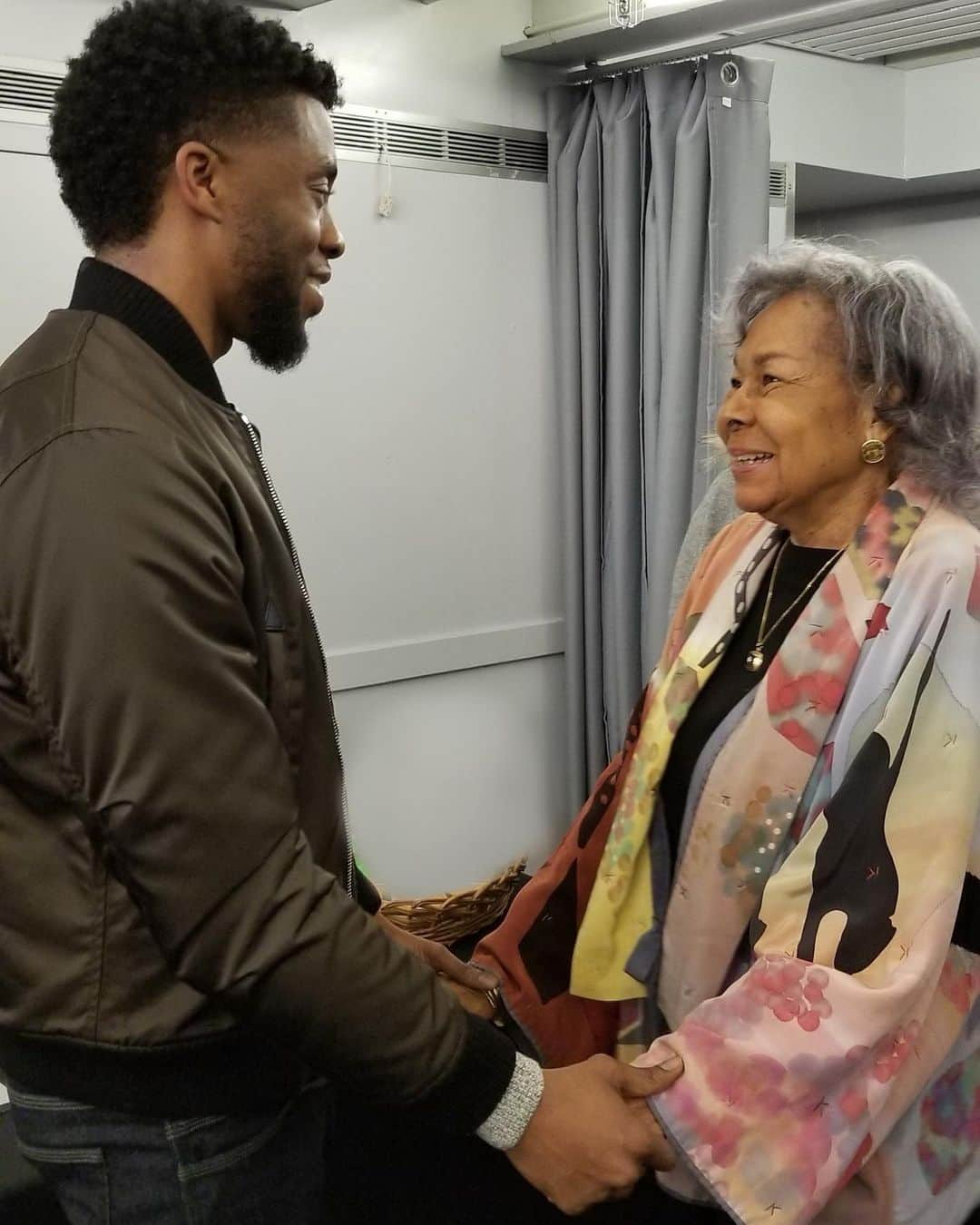 チャドウィック・ボーズマンのインスタグラム：「Today, on her 100th birthday, we honor Rachel Robinson’s incredible accomplishments as a nurse, professor, wife, mother and humanitarian- including the wonderful work she’s done through the @JRFoundation. Happy birthday!」