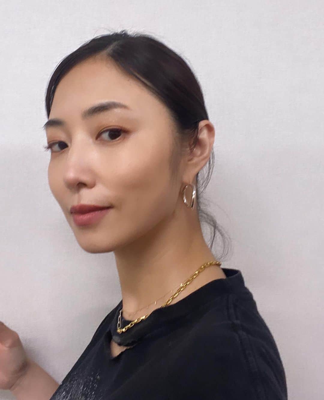 MEGUMIのインスタグラム：「最近劇ハマりの @sararth_jewelry アクセサリー✨ 素材がピュアシルバーなので肌にも優しく、 付け心地の違いに感激してます。 デザインも素敵で本当におススメ💜  Accessories that I'm into these days✨ The material is pure silver, so it's gentle to the skin and I'm impressed by the difference in comfort. The design is wonderful and I highly recommend it💜」