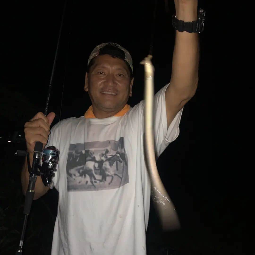 佐々木主浩のインスタグラム：「今季初鰻釣りに行ってきました。 今夏はなにかと忙しく全く釣りが出来ていません。 なので隙間時間に気分だけでもと。 そして初めてライブやってみましたが、よくわからず終わってしまい申し訳ありませんでした。 次回のために少し勉強してみます。 #うなぎ　#鰻　#釣り」