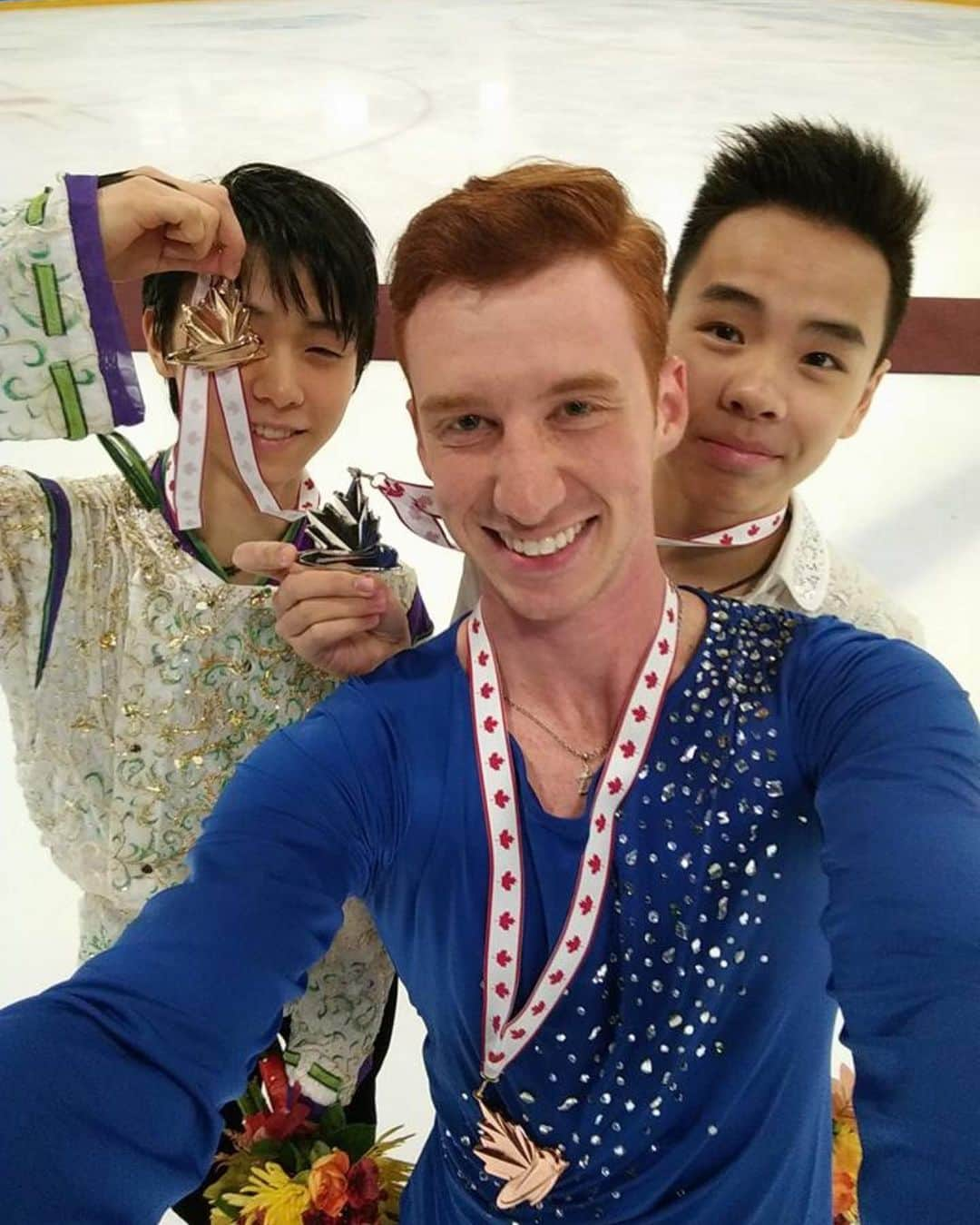 ショーン・ラビットのインスタグラム：「羽生結弦スケートお疲れ様です！🤝 あなたが私たちのスポーツの限界を押し広げたので、あなたと競争する機会があったスケーターは幸運でした、それは私たち全員にインスピレーションを与えました。 しかし、私はあなたと競争し、氷の外で本物の羽生の良い心を見たことが最も幸運だと感じています。 この写真は、私の初めての国際トーナメントであるスケートカナダオータムクラシックで撮影されました。 最終スコアを聞いて3位になったときは、たくさん泣いていた。私が泣いていたとき、あなたは「ショーン、なぜ泣いているの？ 🥺悲しいことはありません、3位はとても良いです！」私はとても幸せだったので泣いていると彼に言いました。 彼は笑って、😂 これを聞いてうれしいと言いました。 また、それは私の最初のライブメダルセレモニーでしたが、彼は勝者でしたが、セレモニー中に私に指示を与えるのを手伝ってくれました。 真のチャンピオン！ 次のステップで頑張ってください！ To one of the most inspiring and amazing skaters of our time! Congratulations on an amazing career! You’ve pushed our sports limits and made any of us who were lucky to compete with you inspired and motivated! One of my favorite stories about Yuzuru was that my first international competition when I found out I had medaled I was crying in the locker room because I was so happy, and he came over to me and said why are you crying third place is wonderful! I told him I was crying because I was happy. He laughed and said he was glad to hear that. Such a nice gesture! Best of luck on your next chapter in life! Welcome to the retirement club haha!  .  #figureskating #figureskater #patinajeartistico #hanyuyuzuru #yuzuruhanyu #羽生結弦 #羽生結弦選手 #羽生くん#フィギュアスケーター#フィギュアスケート#お疲れ様#トレーニング#筋肉#筋トレ#思い出#かっこいい#可愛い#セルフィー」