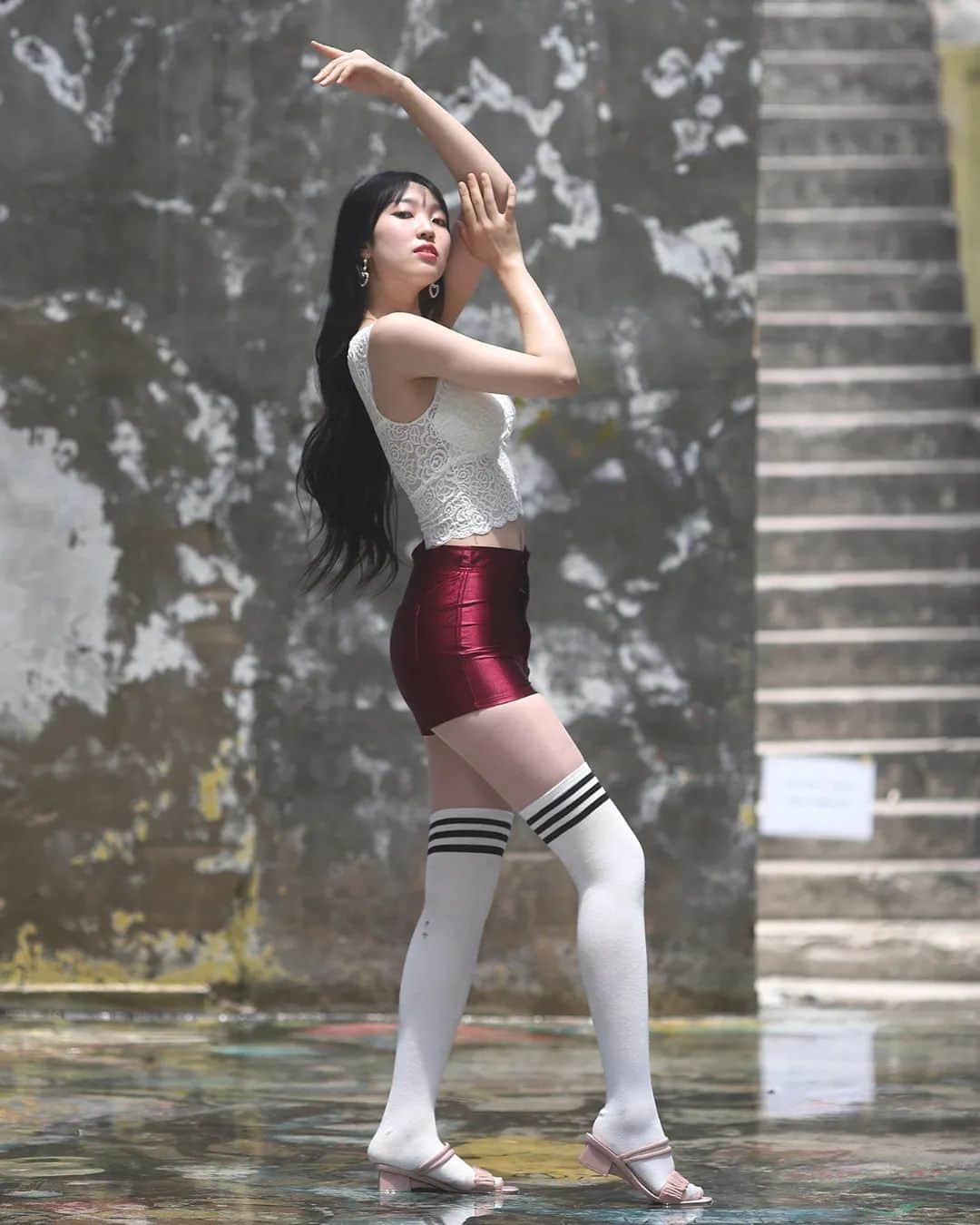 Photographer_善甫(선보)のインスタグラム：「쏟아지는 빛 속을 걸어봐요 🌞   #그날의빛 #그날의몸짓」