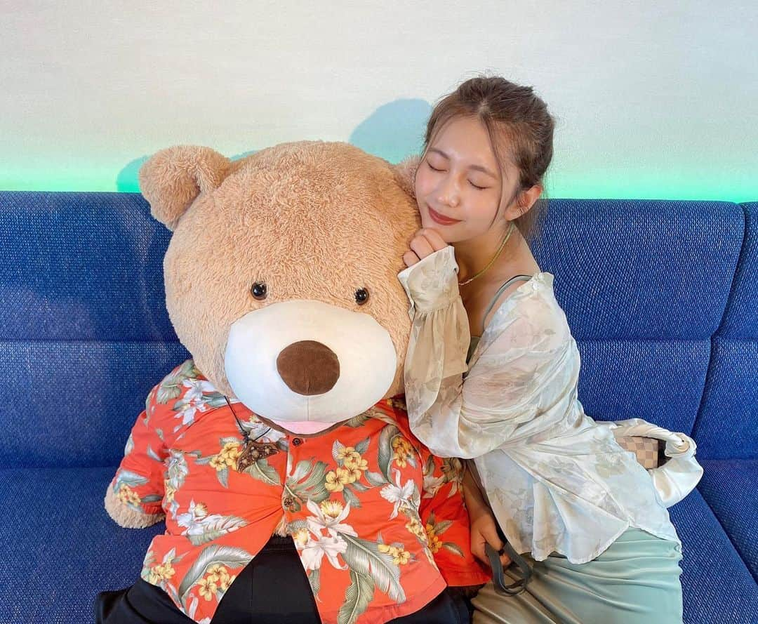 新井遥さんのインスタグラム写真 - (新井遥Instagram)「＾ 沖縄のカフェにいたクマちゃんアロハシャツ着ててかわいかった🧸🌺」7月20日 20時04分 - haruka_arai_ar