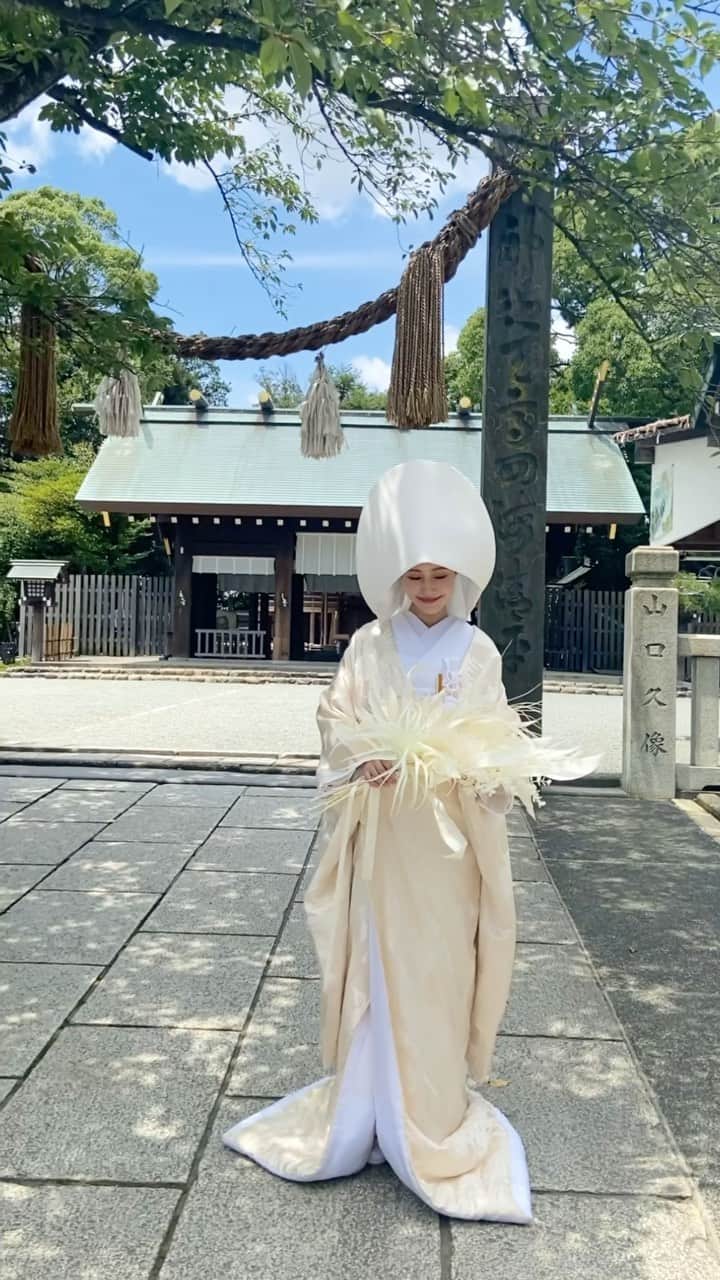 石川理咲子のインスタグラム：「#wedding #和装　#白無垢　#綿帽子 撮影で着させていただいた白無垢。 私も実際に結婚式で白無垢を着たのですが、 本当に着て良かったなぁと思っています😌 （真夏だったのでとても暑かったですが😂） 色褪せない美しさがある…🤍」