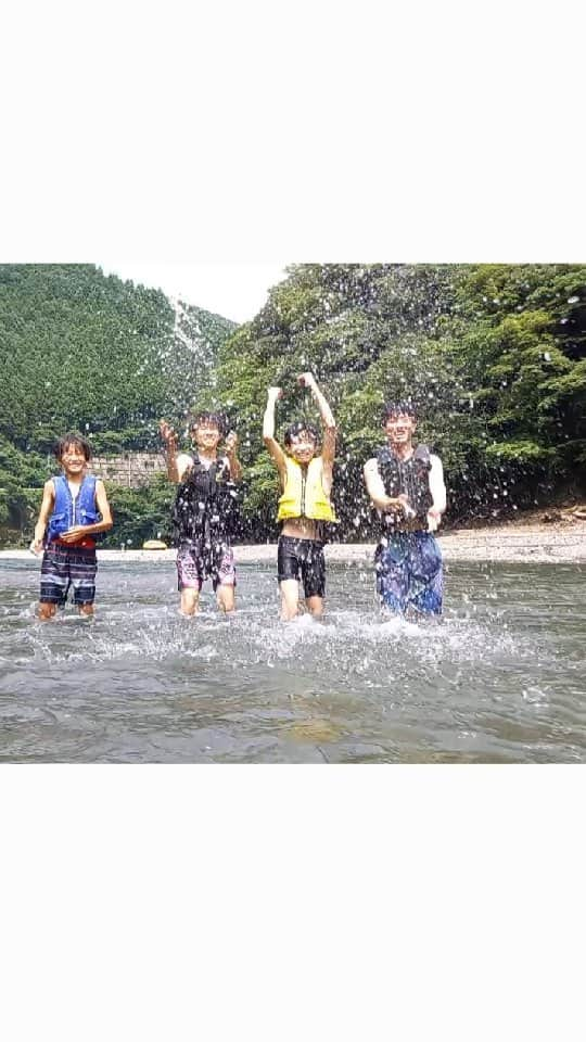 赤崎あかりのインスタグラム：「. . 毎年恒例の4兄弟を川に放流☀️ . 夏休みはそれぞれ、合宿に部活、試合、塾と多い忙しなので次はお疲れ様会で合流しよう👍️ . 遊ぶ時は思いっきり遊んで、やる時はやる！が赤﨑家のモットー！！それにしても4兄弟のノリの良さ🤣🤣🤣 このお調子者は一体だれに似たんやww . ぜひ音楽にあわせて見てください♪ . . . . . #4兄弟子育て奮闘記  #川あそび  #和歌山県 #遠井キャンプ場  #穴場スポット #夏休み #mamagirl」