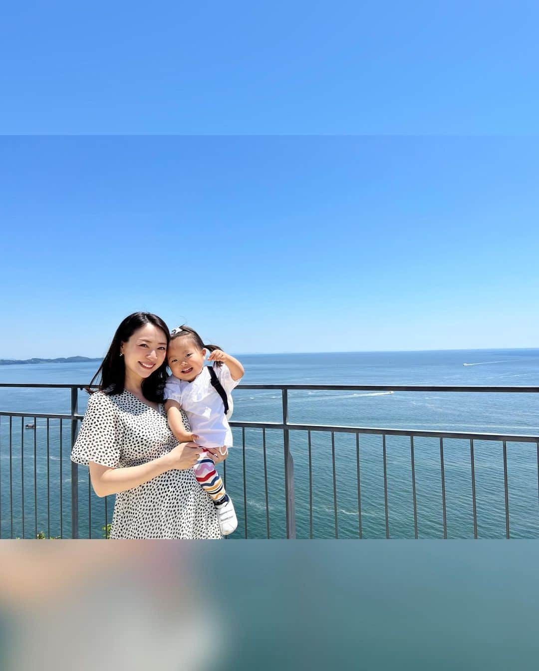 磯部奈央のインスタグラム：「熱海🌊  思い出記事ですが、、 主人が出張だったときに、私の両親と娘と4人で熱海へ行ってきました🚅  お宿は「料亭旅館 熱海 小嵐亭」の、離れ貴賓室という、お庭付きのお部屋に宿泊しました🤍お庭で走ったり、鯉にエサをやったり、娘も楽しそうでしたし、お食事も部屋食でゆっくりできたし、子連れにも良かったです😊🤍  「石川屋」のオムライスとラーメンが忘れられないなぁ…🤤 また行きたい🙌🏻  ２日目は、娘、鉄板焼きデビューでした😁🥩🍴  #熱海 #熱海子連れ旅行 #子連れ旅行」