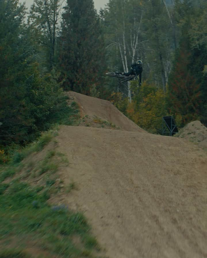 Shimanoのインスタグラム：「Huge trains on the backyard jumps, solo freeriding deep in the mountains, and a quick dip in the local creek. In the latest @shimanomtb Originals film This Is Home, professional freerider @kurtsorge has hand-crafted a compound that dreams are made of. Visit the link in our bio for the full film 🎞️ #ShimanoMTB」