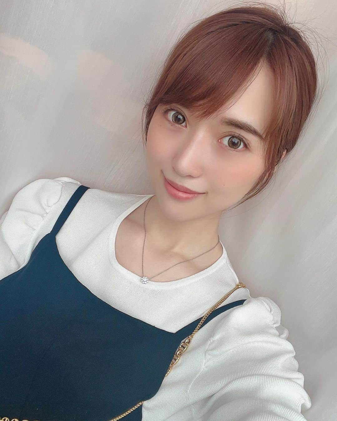 岡英里のインスタグラム：「先日の美容DAY🫣💕  いつも美意識高くて可愛いお友達たちが通ってるおススメの美容クリニックを紹介してもらい一緒に行ってきました🥹❤️  やっぱり30歳越えてくると肌悩みが一気に出てくるしセルフケアにも限界が見えてくるのよね😂💔  今回やった施術は  ①エラボトックス ②医療ハイフ ③ハイドラフェイシャル の3つ✨  ①歯科医が驚くくらい噛み締めが酷くて🥲奥歯のスリ減りが早いから改善するための咬筋ボトックス💉 徐々に効果が出てくるみたいなので期待大😘  ②久しぶりだったから全顔やりたくて400ショット😆❣️施術終了後すぐに顔が一回り小さくなったのを実感🥹‼️これからもっと効果が出てくるので楽しみすぎる🥰  ③そして最初やる予定じゃなかったけど友達がその日受けるって言ってたので私も受けてみたくなり追加しました🫣❤️毛穴汚れがとれて肌が柔らかくなってツルツルになったよ😍 ※最後の動画閲覧注意⚠️  #レティシアクリニック銀座 @leticia_clinic の院長先生のカウンセリングが本当に丁寧で分かりやすく悩みに対してのアドバイスが的確でした😭✨  看護士さんもとっても優しいし施術上手だし、院内も清潔感溢れていてとにかく素晴らしかった🙆‍♀️❤️  銀座駅からすぐのところにあるからアクセスも良いし、やはり美容のことは美容に詳しい子に聞いておけば間違い無いね😂  待ってる時、男性のお客さん結構多かったのでクリニックの信頼度の高さが窺えたけど、施術を受けてより納得😌👍  興奮と感動で文章長くなってしまったけど美容情報シェアしたかったので許して🤣💕今回ビフォーアフターの写真撮り忘れたから次回行った時に写真撮って比較します✌️  美容医療に興味ある子はカウンセリングだけでも行く価値あり🥹院長先生の安心感が半端ないから悩んでるならすぐに相談した方がいいよ🤣‼️  友達割引っていうのがあるので、興味ある人はおかえりの紹介って言えば施術が10%オフになるし、女性男性問わずまずは行ってみるのがオススメ😆👏🏻✨✨✨  さて、これから医療の力を借りて本格的に年齢に抗っていくぞ💪🔥  #銀座 #レティシアクリニック #アンチエイジング #スキンケア #美容皮膚科 #自己投資」