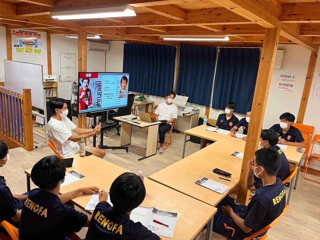 渡部博文のインスタグラム：「⁡ レノファ山口の現在高校1年生のユース生に向けて、 "2年後の自分について考える" というテーマで話をしてきました。 ⁡ 高校生になると サッカー選手になるという夢は、 なんとなくなれたらいいな〜と思う夢ではなく どうしたら実現できるのかを より具体的に考えなくてはいけない時期です。 ⁡ ⁡ レノファのユース生は親元を離れて 寮生活をしている子も多くいます。 ⁡ 自分も高校、大学と一人暮らしをした中で 大学生の時に、それまでなんとなく過ごしていた時間を しっかりと時間の使い方を意識することで それまでとは確実に成果が変わったことを実感しました。 ⁡ 僕は大学生になるまで実践することができなかったけれど まだみんなは高校1年生！ 今から意識することで未来は確実に変えていけます。 ⁡ 寮生活の中でいかに他の選手との違いを作って 差をつけられるか。 自分を変えられるのは、自分だけだよ！ ⁡ 2年後になりたい自分に近づけるよう 具体的に考えるきっかけになってくれたらうれしいです。 ⁡ みんなの夢を応援しています📣！  #高校時代の写真が使われるとは思わなかった笑 #レノファ山口」