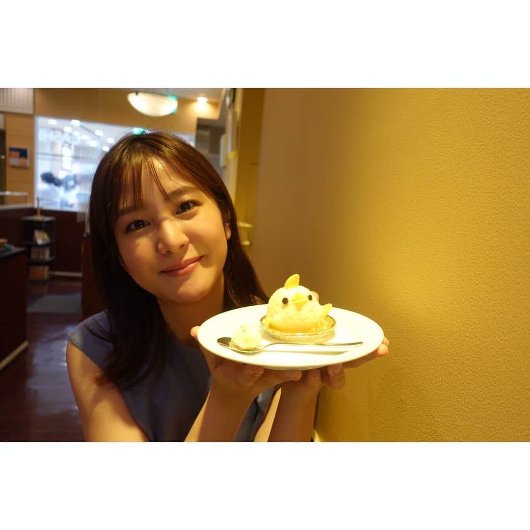 のインスタグラム：「. 少し前の写真※コロナが落ち着いていた頃です この日から#ぴよりんチャレンジ と検索するのが趣味になってます🐣 . 2.3枚目 @naracamicie_jp パンツ @attenir_official アクセサリー @ete_official 4.5枚目 ブラウス・スカート @brownie_inc アクセサリー @ete_official .  #衣装#アナウンサー#テレビ朝日#ワイドスクランブル#ブラウス#スカート#ワンピース#アクセサリー#夏コーデ#ootd#fashion#아나운서 #장마#오오티디#코데##데일리룩#패션#코디스타그램#ぴよりん」