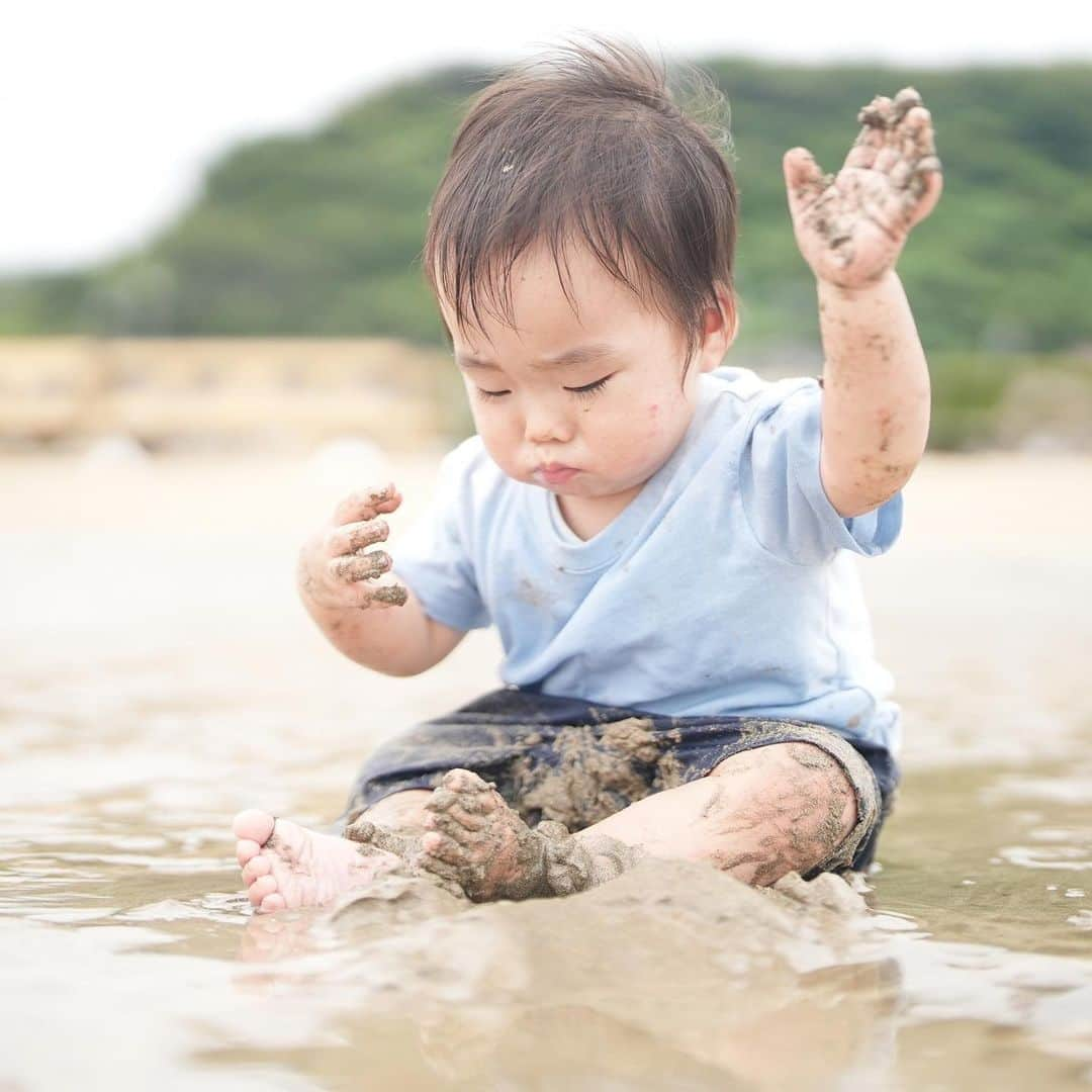 きりのさんのインスタグラム写真 - (きりのInstagram)「初めての海で泥まみれ🏖  最後は泥まみれが嫌になったそうちゃんです😂  #1歳男の子」7月20日 20時55分 - kirino0808