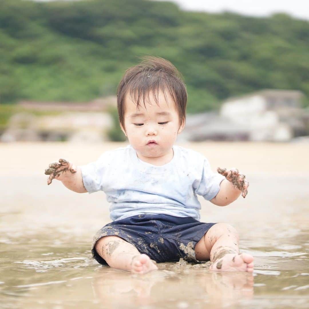 きりのさんのインスタグラム写真 - (きりのInstagram)「初めての海で泥まみれ🏖  最後は泥まみれが嫌になったそうちゃんです😂  #1歳男の子」7月20日 20時55分 - kirino0808