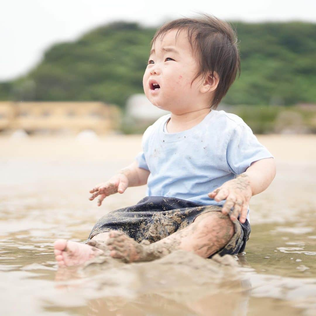 きりのさんのインスタグラム写真 - (きりのInstagram)「初めての海で泥まみれ🏖  最後は泥まみれが嫌になったそうちゃんです😂  #1歳男の子」7月20日 20時55分 - kirino0808