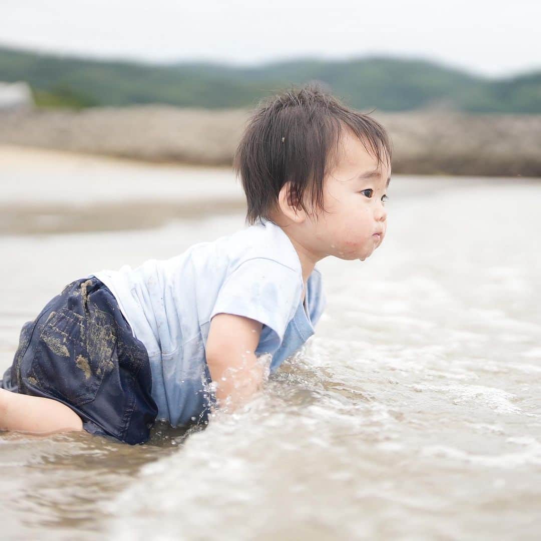 きりのさんのインスタグラム写真 - (きりのInstagram)「初めての海で泥まみれ🏖  最後は泥まみれが嫌になったそうちゃんです😂  #1歳男の子」7月20日 20時55分 - kirino0808