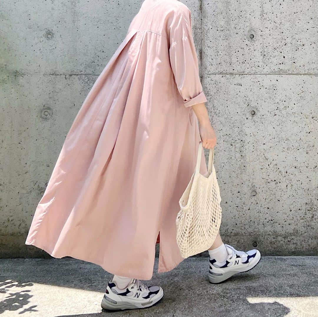 ryokoのインスタグラム：「▪︎  夏のピンク  .  dress #harvesty shoes #newbalance  bag #muji」