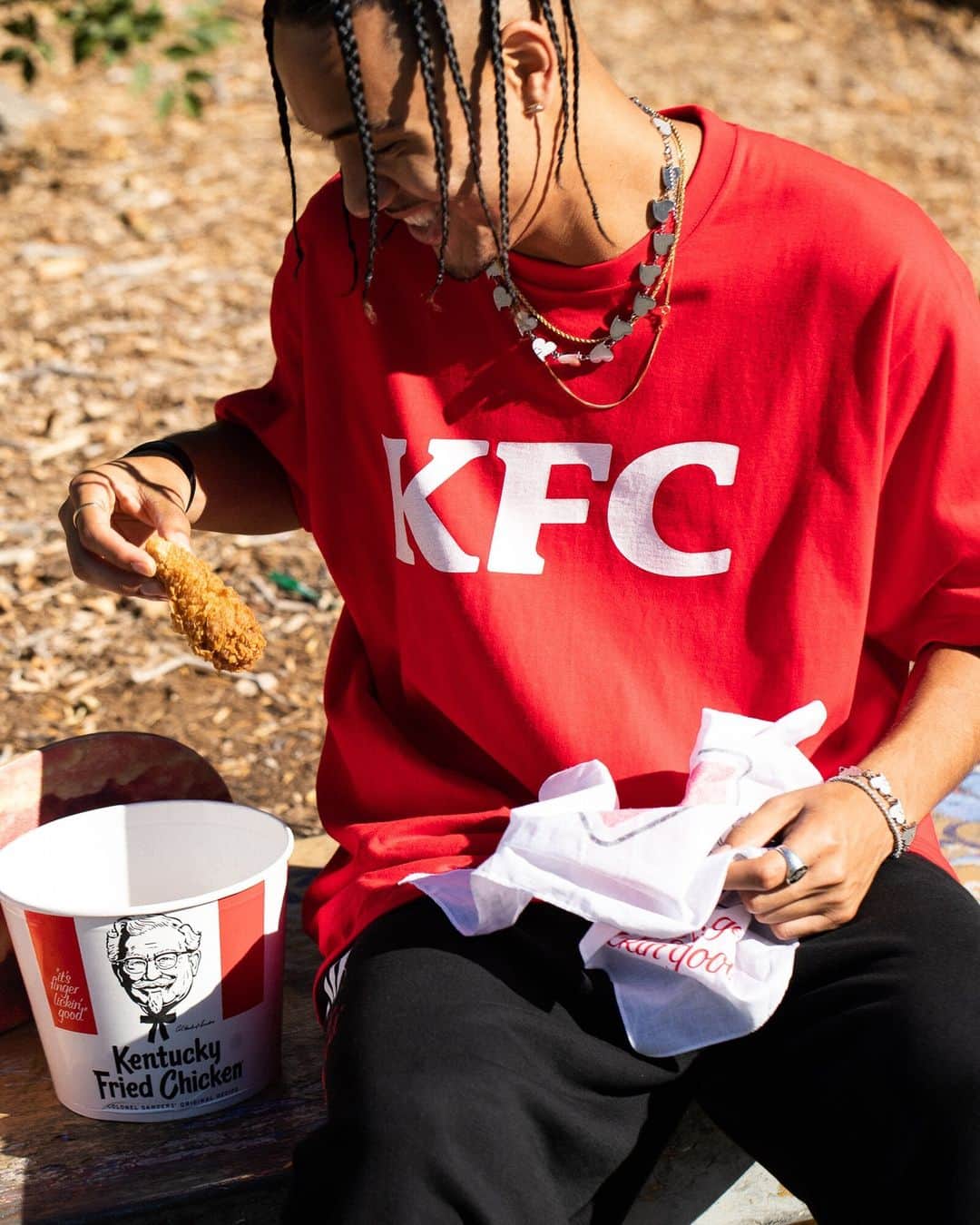 ケンタッキーフライドチキンさんのインスタグラム写真 - (ケンタッキーフライドチキンInstagram)「発売が楽しみと思ったら【いいね💓】 ・ 【予告】 #KFC が @windandsea_wearと初コラボ 【#KFCXWINDANDSEA】 ・ KFCは、よりいっそう“刺激的”なブランドへアップデートすべく、「自分の好きなことに正直に生きていく楽しさ」を、様々なコミュニケーションを通じて発信しています。そしてこの度、アパレルブランドWIND AND SEAとのコラボレーションが実現。 ・ ・ ■7月23日(土)〜 @windandsea_wear WIND AND SEA各ストアでは、様々なコラボグッズを販売。Tシャツやパーカーなどのアパレルだけでなく、ドリンクボトルやマグカップなど今しか手に入らないラインナップで展開いたします。※KFC店舗でのグッズ販売はございません ・ ■7月25日(月)〜7月31日(日) KFCネットオーダーで数量限定の対象商品をご購入いただいた方全員にオリジナルステッカーをプレゼント！さらに、限定カラーのオリジナルTシャツが抽選で200名様に当たる、Wチャンスキャンペーンにご応募いただけます。 ・ 発売をお楽しみに❗️ ・ ーーーーーー 🍗フォローしてくださっているみなさんへお知らせ🍗 Instagramの仕様変更により、 KFCの投稿がみなさんへ届きにくくなってしまう可能性があります。 今まで通りみなさまに投稿をお届けしたいので、 下記手順を設定いただき投稿の通知を受け取ってくださいね🍔🍗 ▼設定手順 ① @KFC_japan をクリックしてプロフィールへ🍗 ②フォローボタンを押して、右上にある🔔をタップ️ ③お知らせをON🌟 　投稿したら通知が届くようになります🙌 #WINDANDSEA @shaysandiford」7月20日 21時10分 - kfc_japan