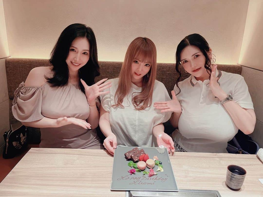 Hitomi（田中瞳）さんのインスタグラム写真 - (Hitomi（田中瞳）Instagram)「美女達が誕生日のお祝いしてくれました💜 私の大好物の焼き肉ー🤤 そして素敵なプレゼント🎁💗 DIOR、CHANEL、GUCCIとadidasのコラボのスニーカー🥹❤️もう本当にありがとう⭐️大事にするし大事に使うね💜 杏梨も愛ちんも大好きだし、優しくて愛しかない素敵な美女🥰🥰🥰 本当にありがとう💕💕💕💕 #birthday  #july18th #birthdaygifts #thanks #love #chanel #dior #gucciandadidas #sneaker #gucciadidas」7月20日 21時19分 - official_hitomitanaka