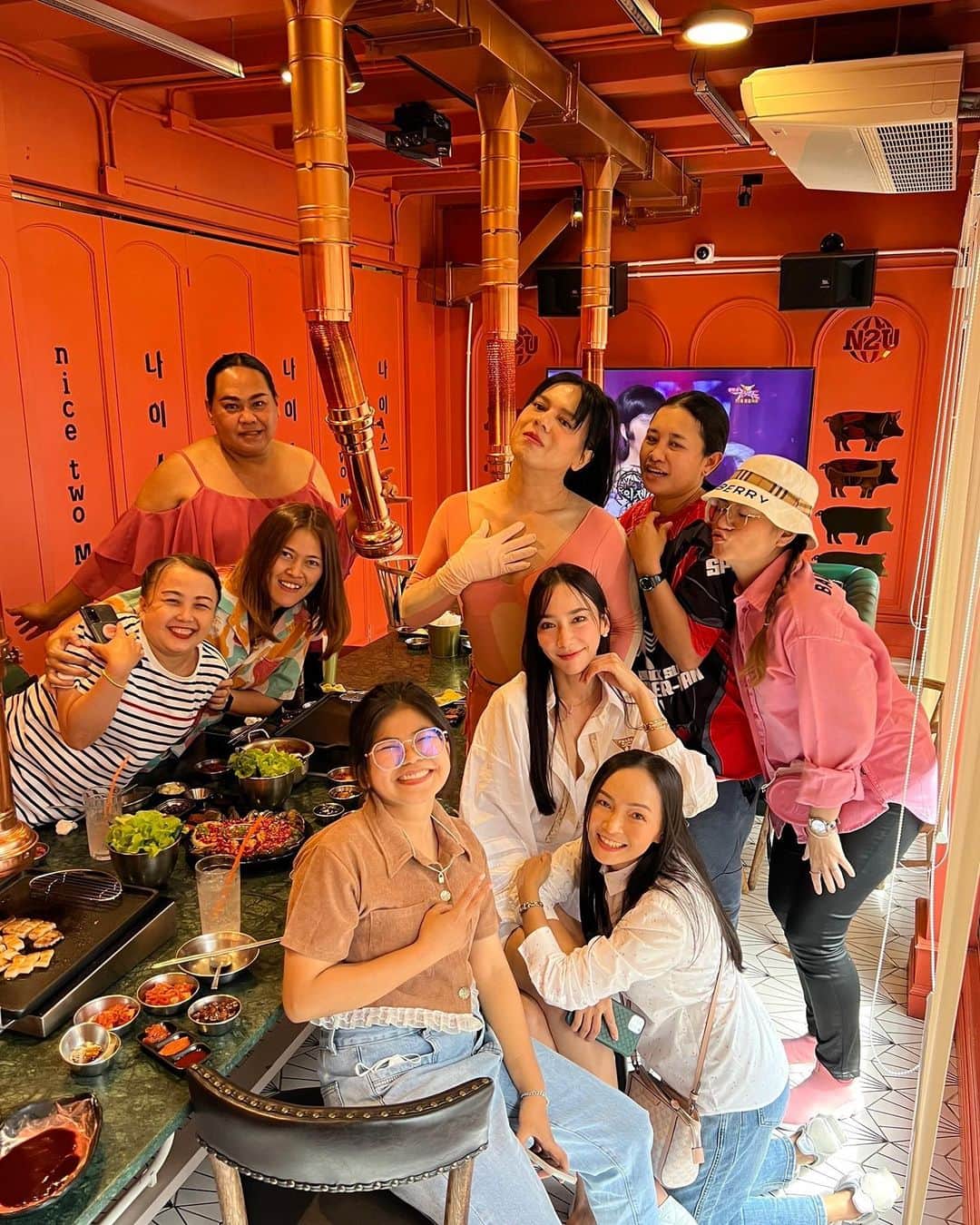 アム・パチャラパーのインスタグラム：「ทานข้าวกับน้องๆพี่ๆ❤️ @nicetwomeatuthailand  ไม่เจอกันนาน เสียงยังดังฟังชัดกันเหมือนเดิม😀❤️」
