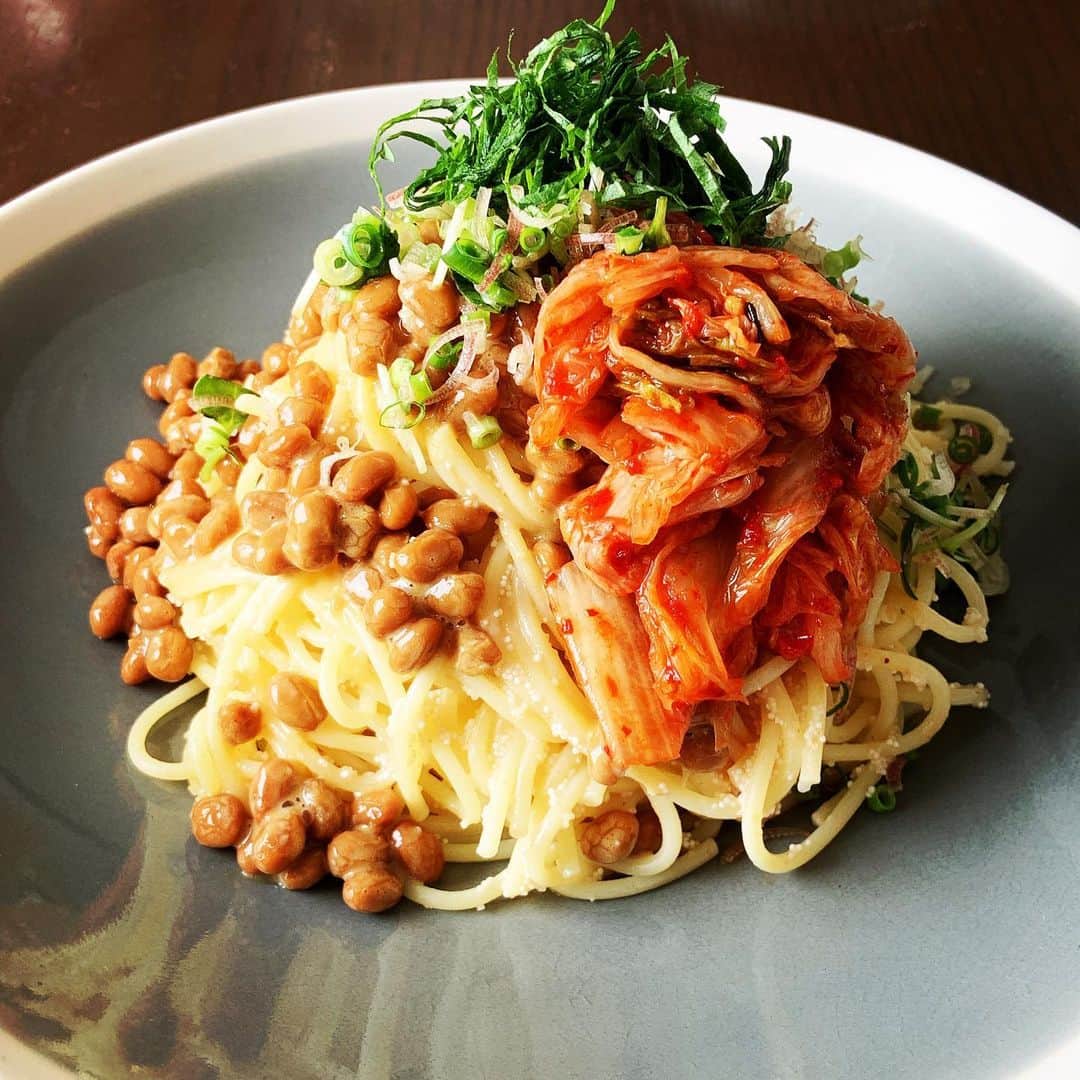 志摩有子さんのインスタグラム写真 - (志摩有子Instagram)「冷蔵庫の中のありもので昼ごはん。 明太子パスタに納豆キムチにミックス薬味をたっぷりと。明太子だけだと物足りない。納豆とキムチでパンチが出た。うまし。  #明太子パスタ #納豆キムチ #パスタ部 #jars」7月20日 13時15分 - ariko418