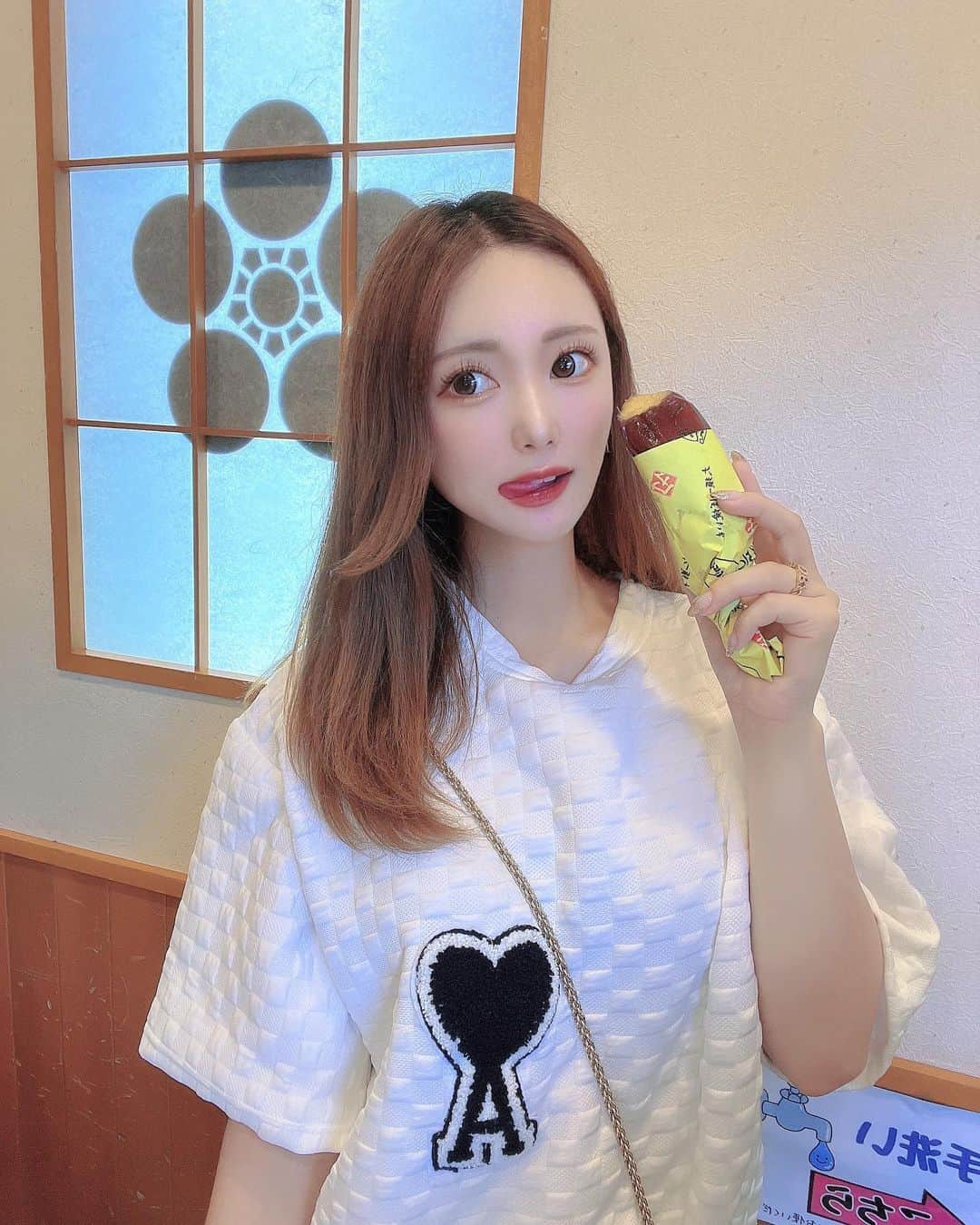 のインスタグラム：「名古屋グルメ🍠✨  この写真は 大須つぼ焼いも氏田屋の冷やし焼きいも♡ 冷たい焼きいも初めて食べたんだけど 冷やすことで甘さがギュッと凝縮されてて めちゃくちゃ美味しかった(,,•﹏•,,)♡ ⁡ 冷凍の冷やし焼きいももあって こっちは1口サイズに切ってあって食べやすかったよ✨ ぜひ名古屋に行った際は寄ってみてね☺️ ⁡ ┈┈┈┈┈┈┈┈┈┈┈┈ 大須つぼ焼いも氏田屋  📍名古屋市大須中区2-16-20 🕐 10:00-18:00 年中無休 📷 @ujitaya_nagoya_ohsu  ┈┈┈┈┈┈┈┈┈┈┈┈ #つぼ焼いも氏田屋 #氏田屋 #大須商店街 #名古屋グルメ #名古屋観光 #地域活性化 #地域活性化サービス #cheery #チアリー #名古屋 #名古屋旅行 #大須食べ歩き #大須グルメ #大須カフェ」