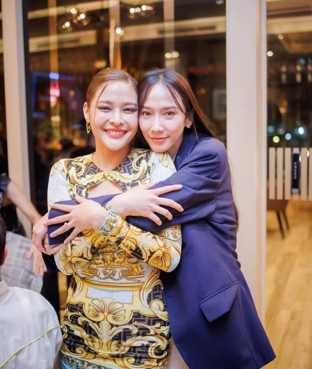 アム・パチャラパーのインスタグラム：「มีความสุขมากๆนะคนสวยของพี่ รักและจะอยู่ข้างๆเสมอนะจ๊ะ❤️ @pooklook_fonthip」
