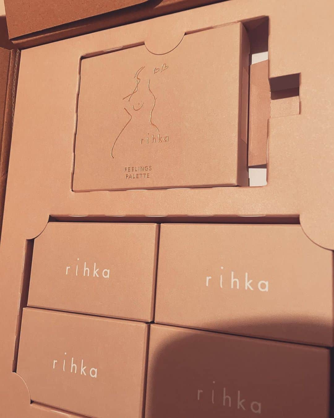 熊木杏里のインスタグラム：「箱から、かわいい @rihka_official   👀✨」