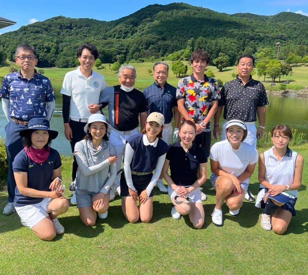 のインスタグラム：「・ 先日コンペに参加させていただきました😊⛳️ お天気に恵まれ、とても綺麗なゴルフ場で、アスリート女子の皆さんとお会いできてすっごく楽しかったです🌈 ・ スコアはなんだかなぁ🤔って感じでしたが レイさん優勝（ベスト更新！！）私3位で、コンペの恩恵を受けました🙇‍♀️（いえーいマスさんに勝った🤣）笑 ・ とにかく楽しい一日でした🤗 ありがとうございました🤗 ・ #golf #ゴルフ #オリムピックカントリークラブレイクつぶらだコース  #かぶとむし玲子 #noppomaikogolf」