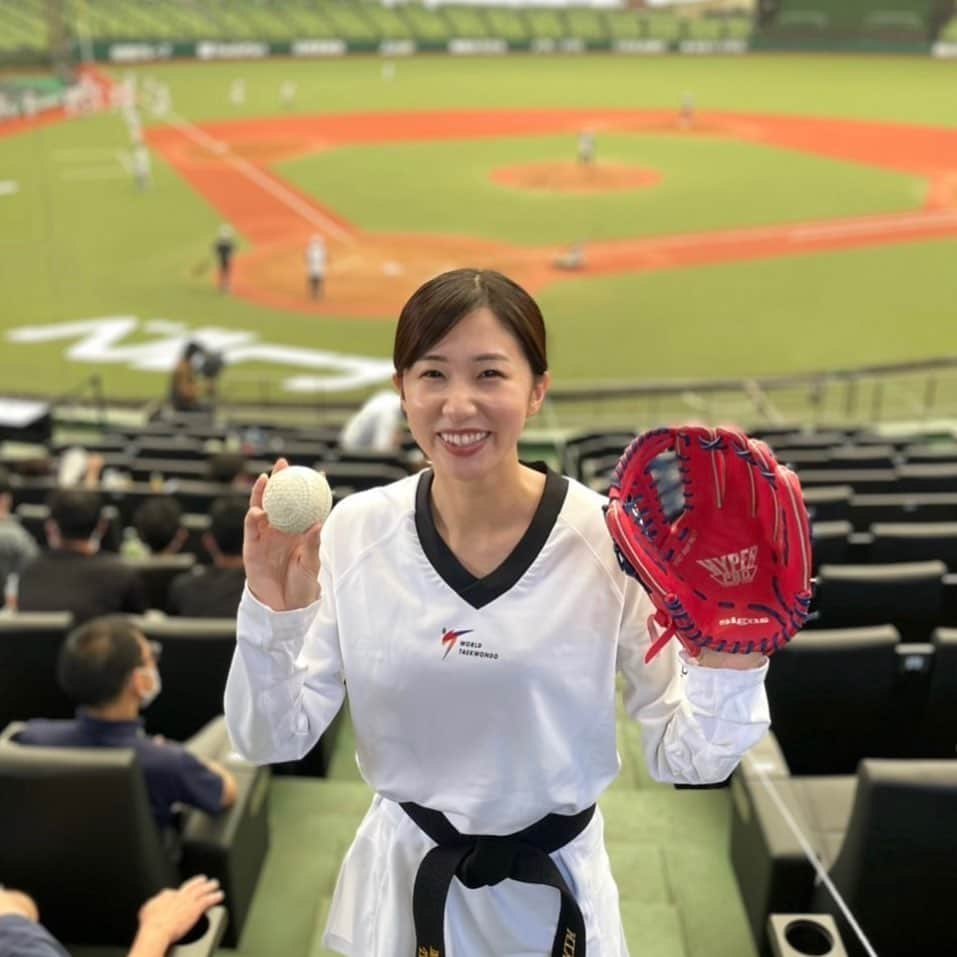 山田美諭のインスタグラム：「【ご報告】 2024年のパリ五輪を目指し、現役を続行することを決めました。  東京五輪から約1年が経ち、決断するのにとても長い時間がかかってしまいました。  実は一度、引退を考えていましたが、ずっと決めきることができないでいました。それも、どこか心の中で「挑戦したい」という気持ちがあったからなんだと思います。  1年間競技から離れていたので、ブランクもとても大きいです。厳しい道になるかと思いますが、自分が今できることを精一杯やり、挑戦していきたいと思っています。  写真は先日、始球式をやらせていただいた時のものです⚾️💚  #ご報告  #城北信用金庫  #johokuathletesclub  #adidasryujin」