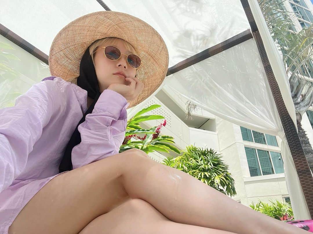伊藤千晃のインスタグラム：「母、プール待ち🏊‍♂️ ⁡ ⁡ #シャツ @frankandeileen  #ハット @lamaisondelyllis  #ハワイ生活」