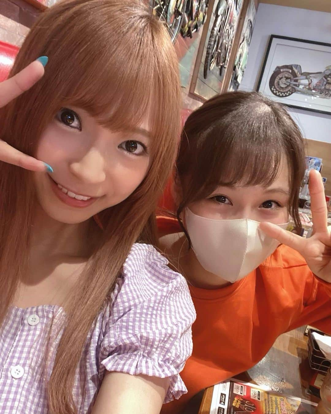 本間成美のインスタグラム：「🍴🍖💕 もえてぃんとご飯食べてきたぁ💕  おやすみの日に会うの新鮮🤗  一緒に練習する約束もしたよ✨ ボウリングがんばろー🥳」