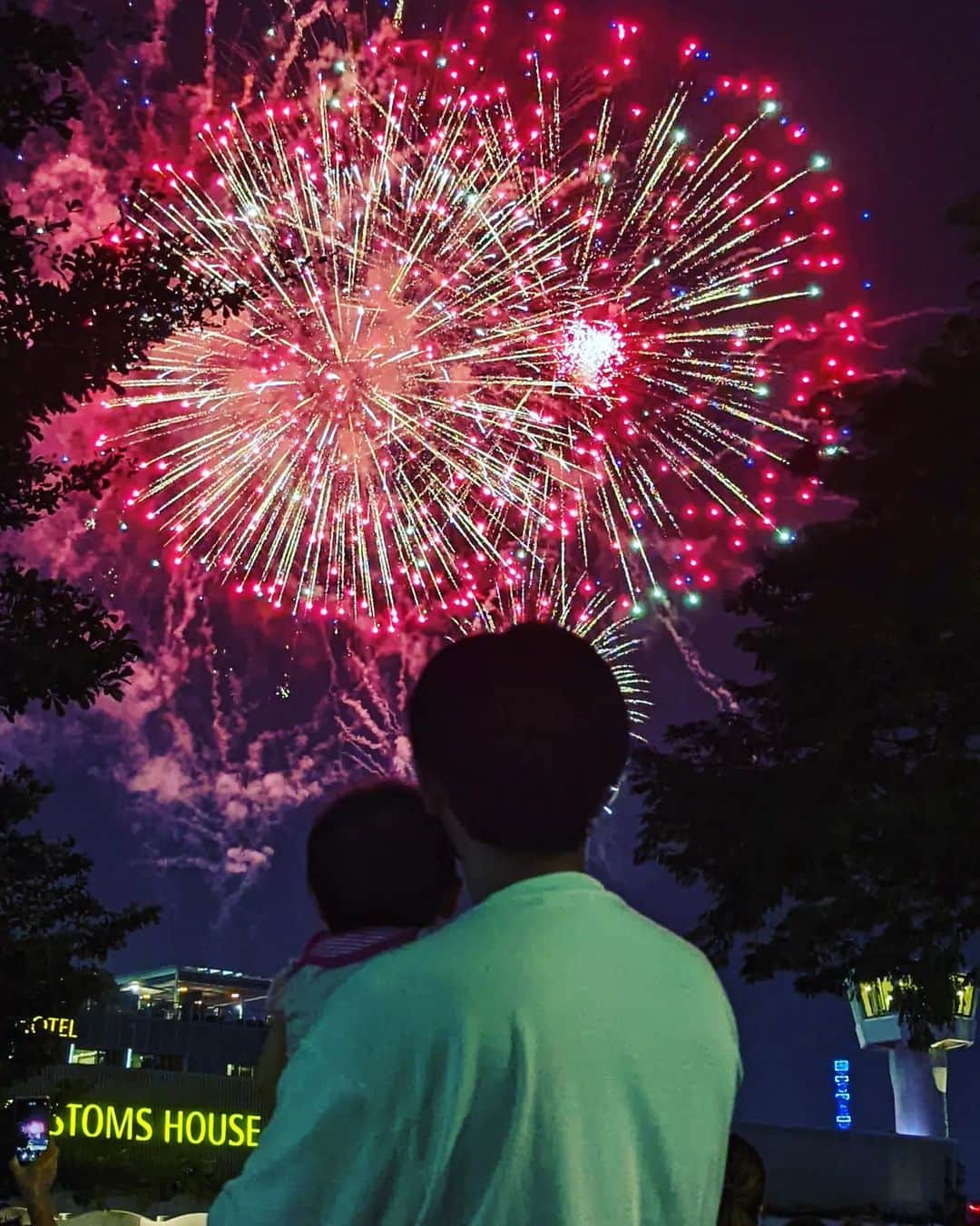 有坂翔太のインスタグラム：「こないだの独立記念日の練習花火。練習でもすげぇ見応え。土曜日の８時１５分っていう謎の時間から始まる。てか久しぶりにインスタ投稿www」