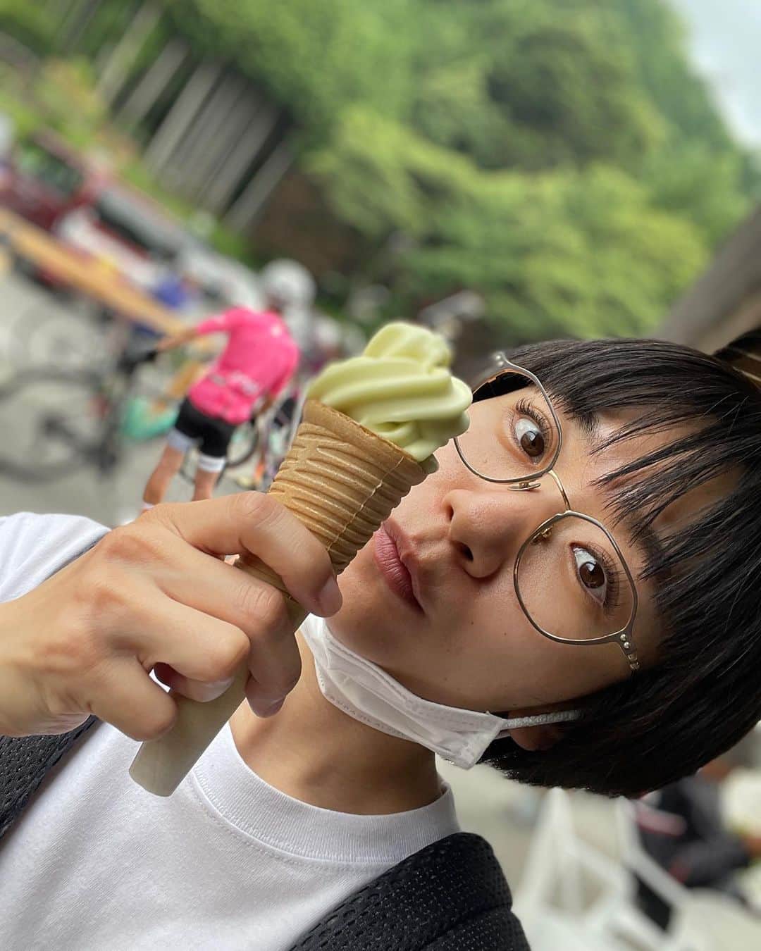 のインスタグラム：「黄緑色のソフトクリーム何味だと思う〜？？？ ・ 正解は…シャインマスカットです！ 美味しかったー♡ 道の駅で発見したの！！ ・ 今年は何個アイス食べられるかな〜♡ ・ #時東ぁみ #アイス #ソフトクリーム #ice #softcream #🍦 #シャインマスカット #道の駅 #美味しかった #山梨県 #小菅村 #道の駅こすげ #小菅の湯」