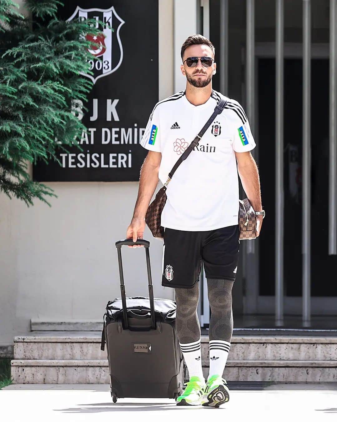 ケナン・カラマンのインスタグラム：「✈️ 🇪🇸」
