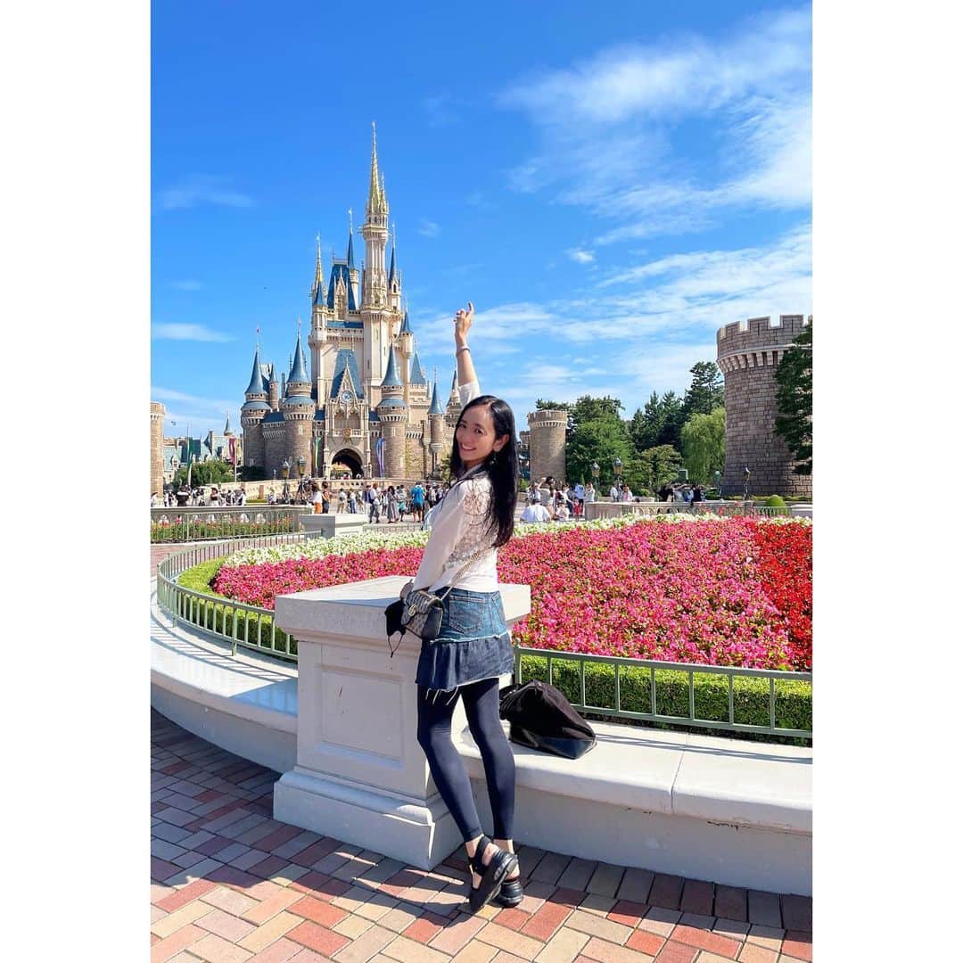 脊山麻理子のインスタグラム：「ミニスカートに黒いタイツでミニーちゃんコーデ♡笑 #tokyodisneyland  #ディズニーランド #2022夏 #シンデレラ城 #ミニーちゃんコーデ #耳つけ忘れた」