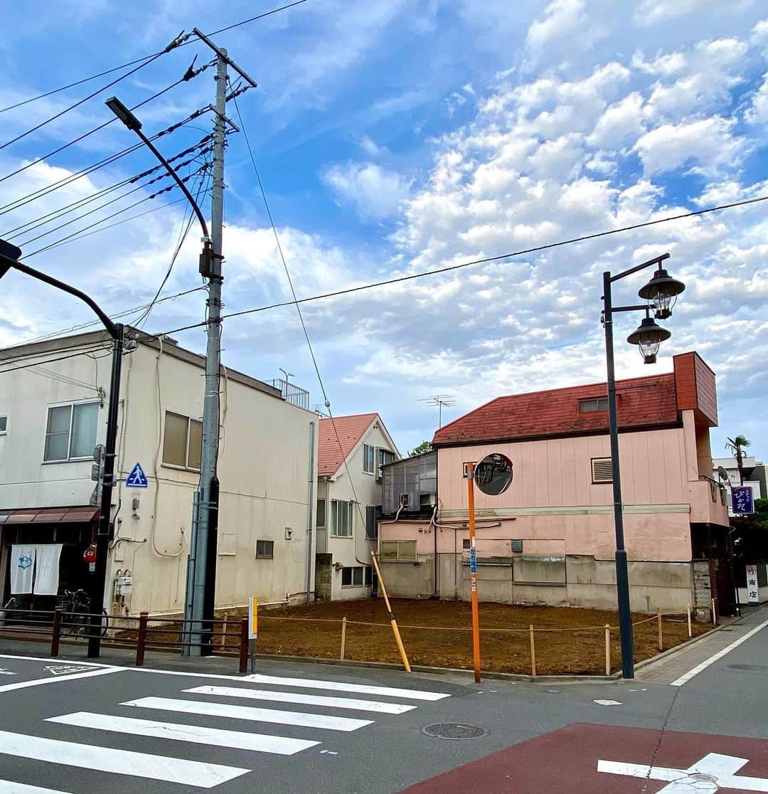 江口寿史のインスタグラム：「あああああうあ！こ、この角の空き地はっ！！ 理容室「ロダン」だった場所じゃないか！ 両隣りの飲み屋「ミロ」と、スナック「ぴかそ」との並びで、美術家通りと(ごく一部で)呼ばれていた場所。 寂しいなあー。 気を抜いてると町の景色は刻一刻と変わる。」