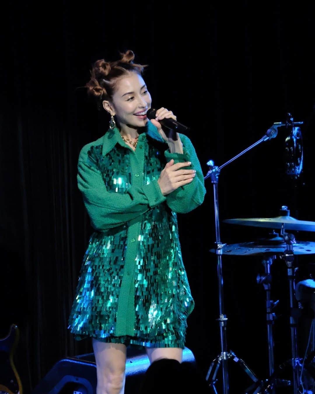 BENIのインスタグラム：「BENI “THE SHOW” 2022  CHEMISTRYの川畑要くんが駆けつけてくれたよ🪄 一夜限りの贅沢セッションでした❤️‍🔥 ⠀⠀⠀⠀⠀⠀⠀⠀⠀ 10年前にカバーさせてもらったPieces of a Dreamも今歌うと歌詞にさらに深みを感じる、大好きな曲だな。Thank you @kawabata1979  #BENItheshow」