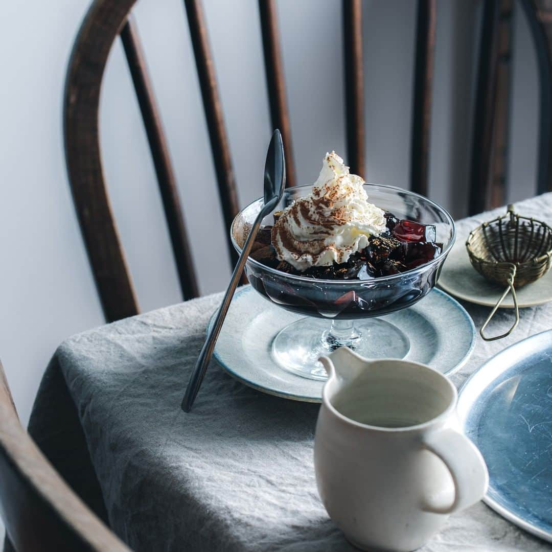 ザーネワンダー公式Instagramのインスタグラム：「レシピあり 「喫茶店のコーヒーゼリー」の作り方 * ノスタルジックなあの味をおうちで！コーヒーゼリーレシピのご紹介❤︎ * 今回のレシピは、 @tomoky_take さんに作ってもらいました！ ∴♔∴∴♔∴∴♔∴∴♔∴∴♔∴∴♔∴∴♔∴∴♔∴∴♔∴∴♔∴ 気軽にフォローして下さいね❤︎ いいねやコメントも励みになります！ 公式アカウント⇰〖 @sahnewunder_jp 〗 ∴♔∴∴♔∴∴♔∴∴♔∴∴♔∴∴♔∴∴♔∴∴♔∴∴♔∴∴♔∴ * [ともき さんからのワンポイント] 粗く崩したコーヒーゼリーを入れることで、光が乱反射して煌びやかで美味しそうに見えます。 * * ✈「ドイツアルプスを巡る旅」ご招待キャンペーン✈ . 日頃からご愛用いただいているみなさまに、感謝の気持ちを込めて・・・ドイツアルプスの岩塩アルペンザルツ @alpensalz_jp のふるさとドイツアルプスを巡る旅へご招待します！どなたでも簡単にご応募いただけます。みなさまの応募をお待ちしております。 . 🎁応募方法 プロフィールのURLからご応募ください。 www.alpensalz.jp . 🎁応募期間 2022年8月31日(水)23:59まで .  🎁プレゼント賞品 A賞：ドイツアルプスの旅(2組4名様) B賞：SKW商品詰め合わせ（アルペンザルツ、ザーネワンダー）(50名様) 特別賞：シュタイフ テディベア(10名様) .  🎁注意事項 旅行の日程や参加条件などは、キャンペーン特設サイトをご確認ください。 * ∴♔∴∴♔∴ Ⓡ Ⓔ Ⓒ Ⓘ Ⓟ Ⓔ ∴♔∴∴♔∴ * 「喫茶店のコーヒーゼリー」 * コーヒー…250cc 砂糖…30g アガー粉末…市販品に記載の分量 ザーネワンダーホイップクリーム…適量 シナモンパウダー…適量 * 【作り方】 ①コーヒーを淹れて、よく冷ます。 * ②砂糖とアガー粉末を先に混ぜ合わせ、①の中にダマにならないよう混ぜ入れる。 * ③火にかけて沸騰してから、1分ほどよく煮溶かして、容器に移して粗熱を取り、冷蔵庫でしっかり冷やし固める。 * ④器に固まった③をスプーンなどで崩しながらいれ、ザーネワンダーホイップクリーム、シナモンパウダーをトッピングする。 * * #ザーネワンダー #ホイップクリーム #生クリーム #ドイツアルプスの旅 #アルペンザルツ #美味しい塩 #絶景 #ドイツ #旅行 #海外旅行 #プレゼント #プレゼントキャンペーン #懸賞 #キャンペーン #シュタイフ * #簡単レシピ #おかず #レシピ  #家ごはん #時短レシピ #簡単レシピ #おいしい #料理 #美味しい #おうちごはん #手作り料理 #手料理 #料理好きな人と繋がりたい #スイーツ好きな人と繋がりたい #コーヒーゼリー」