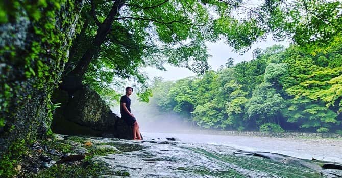 川上大輔のインスタグラム：「お伊勢詣り⛩ お詣りの後の、手こね寿司が美味すぎた🍣赤酢の酢飯大好きだ…。」