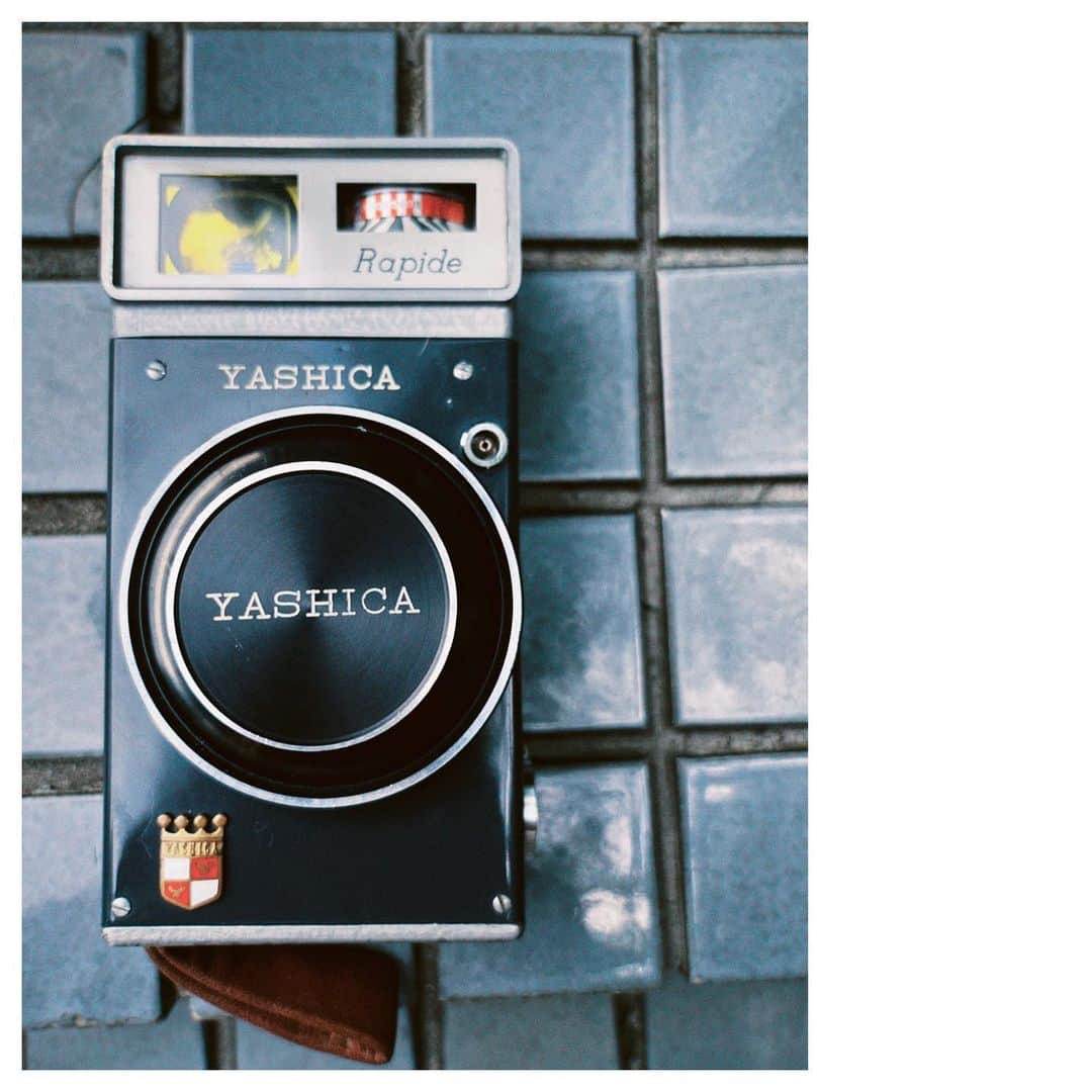小原好美さんのインスタグラム写真 - (小原好美Instagram)「YASHICA Rapide.(1961) 縦型のハーフカメラ  まだ現像してないからどんな写真に なるか分からないけど わくわくしてます  #61歳のカメラ #どこも壊れてないの凄い #お洒落な洗濯機みたい #コメントありがとうございます #yashicarapide」7月20日 18時38分 - konomi_kohara0628