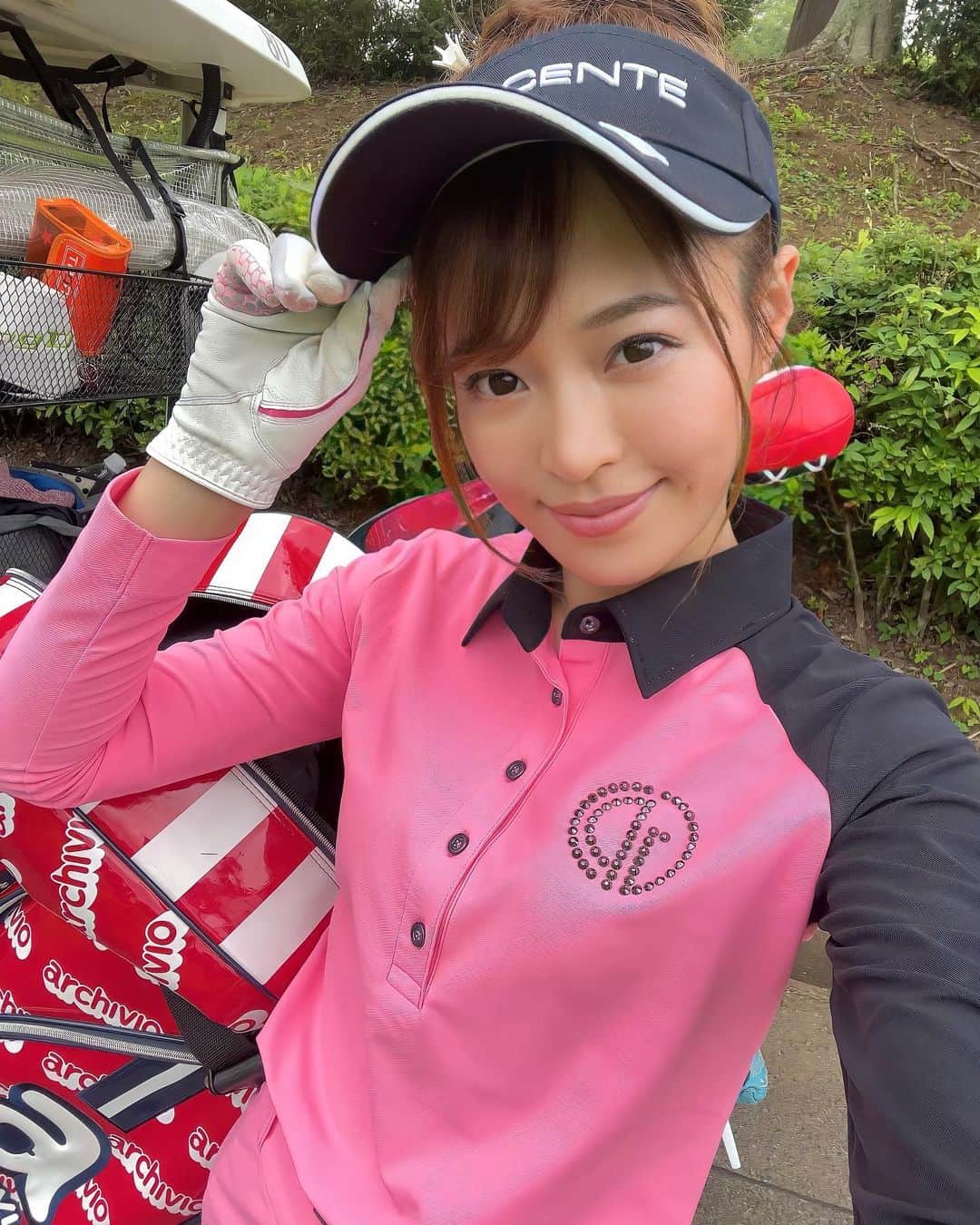 のインスタグラム：「ピンク好評✨✨ @cpggolf_official だよ😊  この日は @kana.golfumakunaritaiyo 夫婦とラウンド⛳️ なんでも相談にのってくれる頼れる夫婦❤️  #ゴルフ#ゴルフ女子#golf#ゴルフウェア#ゴルフコーデ#golfwear」