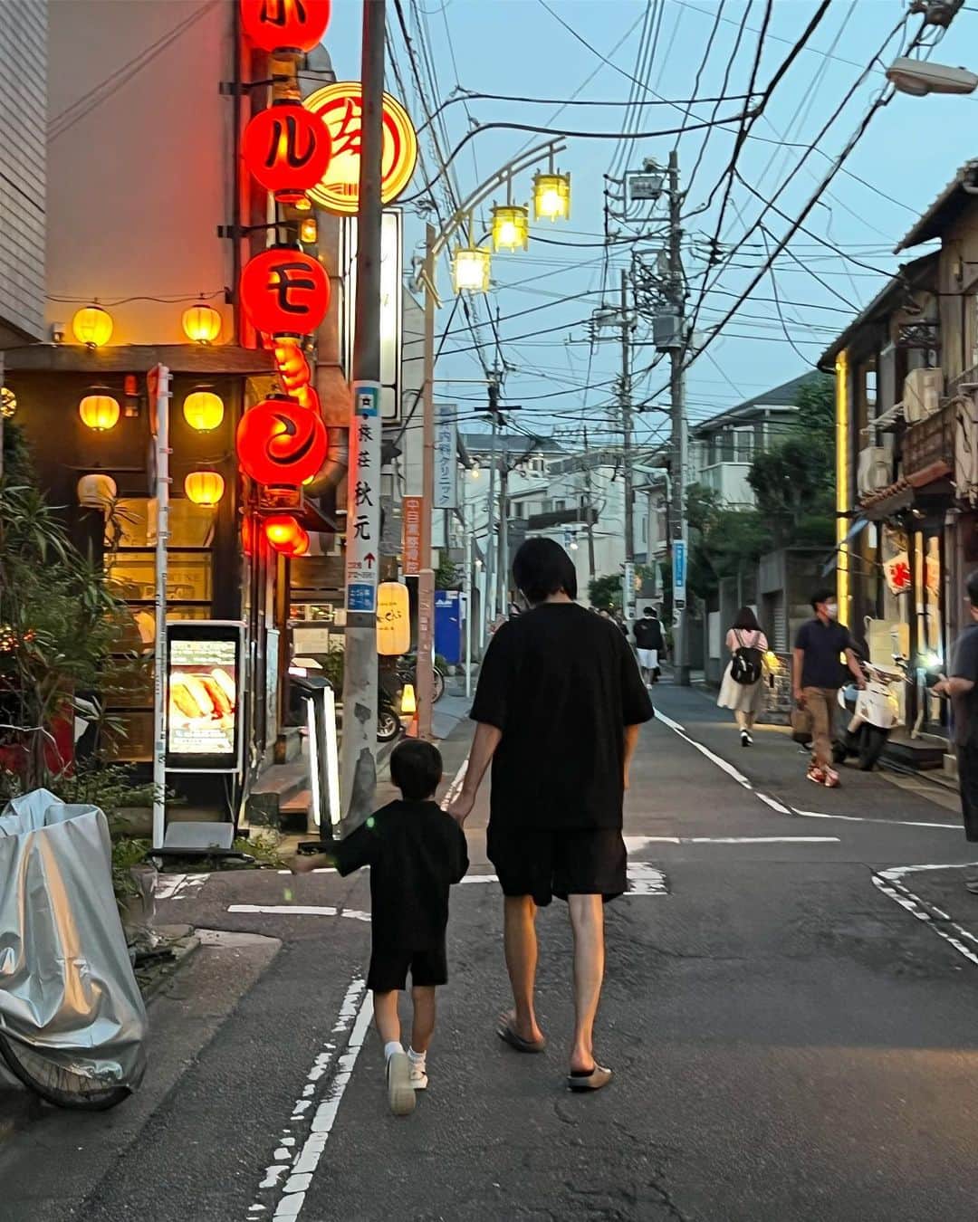 松本恵奈さんのインスタグラム写真 - (松本恵奈Instagram)「後ろ姿もそっくりになってきたな。 会話も遊びもサッカーばっかり。笑 男の子って感じです👨🏻👦🏻」7月20日 19時23分 - ena1123