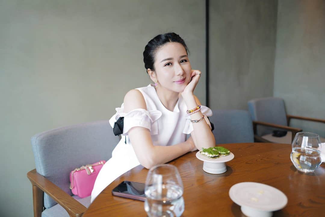 Chloe Yuenのインスタグラム：「. Happiness is halfway thru the week 😋  #smilemore  #positivevibesonly💯  #roganichongkong  #wednesdaylunchtime  #hohomay😋  #yummyinmytummy❤️」