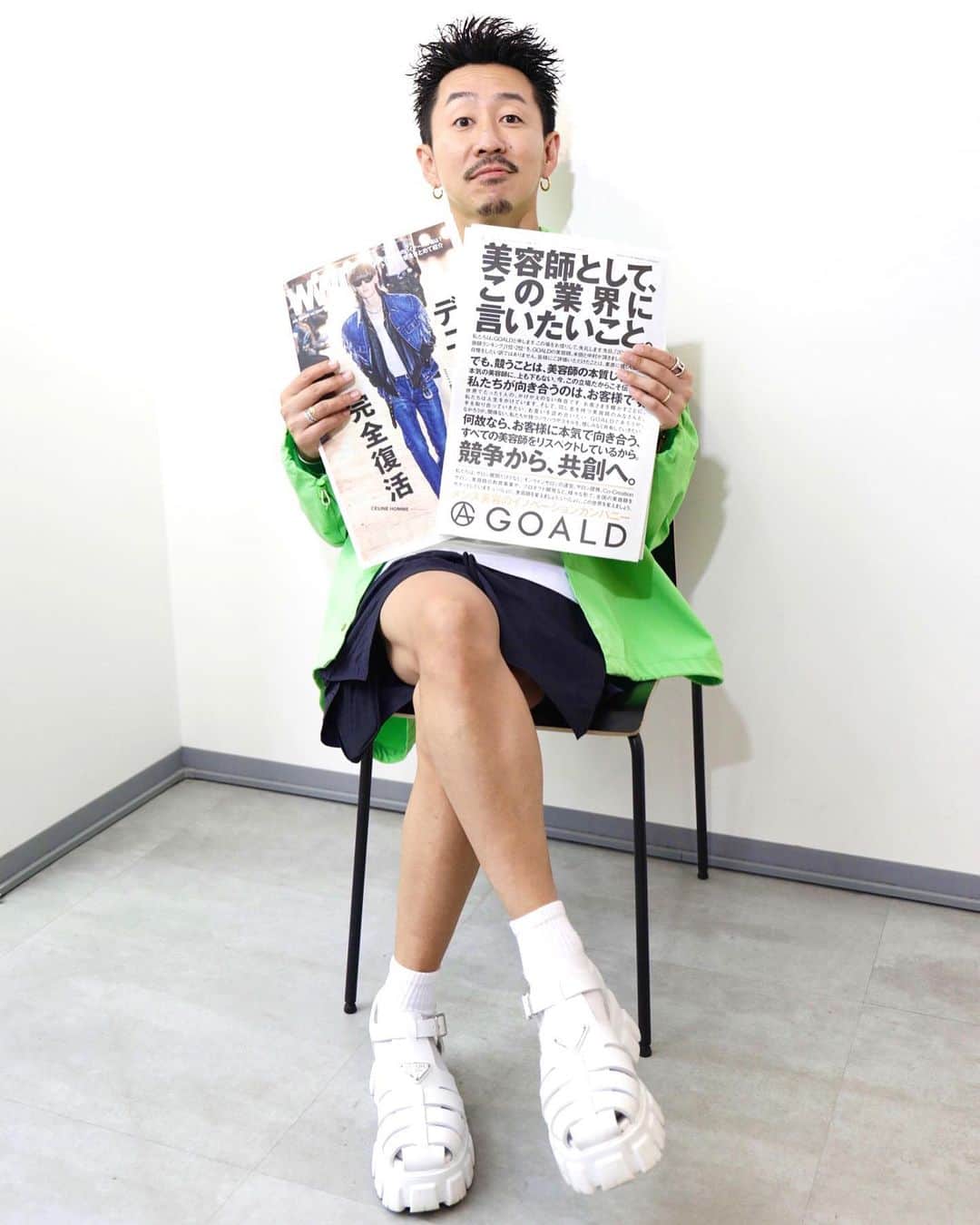 中村トメ吉さんのインスタグラム写真 - (中村トメ吉Instagram)「【美容師共創宣言】 ⁡ 宣言であり、宣戦布告。 ⁡ はっきり言って全員に理解、共感して欲しいと思ってわざわざWWD様の1ページでこの様な表現はしません。  この様な前代未聞なわがままを受け入れて下さったWWD様ありがとうございます🙇‍♂️ ⁡ 美容室OCEAN TOKYOを立ち上げ 社長を退任し、再びGOALDを立ち上げた 私だからこそ言える事、伝えていける事があります。 この表現をする決意と覚悟を持てたのは 今自分に関わる全ての方々のお陰です。 そして己が描く業界の未来に確信があるからです。 ⁡ この言葉を一生背負い、責任を持つ覚悟で 今後の人生を生きていきます。 ⁡ 美容室は店舗ビジネスであり労働集約型産業。 だからこそ当たり前に起きてしまう 呪縛があると思います。 ⁡ 先代の方々のやり方が古いとか Z世代が考え方が新しいとか 誰が正しくて誰が間違ってるとか、 別に誰に責任があるわけでもありません。 誰もが一生懸命にやってきた事実に、正解も不正解もないのです。 この業態でありビジネスモデルであるからこそ、必ず起きる現実なのです。 ⁡ なぜこの様な業界に、 状況になってしまっているのか？ なぜ社会的に美容師は3Bと呼ばれ 地位が低いのか？  そこに本気で向き合ってきました。 ⁡ 低価格サロンやブランドサロン。 地方サロンや都心サロン。 シェアサロンや完全雇用サロン。 BtoBやその他事業を行うサロン。 ⁡ この分断について、争う必要はありますか？ それぞれ保身的になり、己の正解や本質を主張し合い、他者や他業態を批判したり否定する必要はありますか？ そこに上下は存在するのでしょうか？ ⁡ 様々な在り方や、やり方が成り立つ理由は そこに美容師、お客様のニーズが存在するから。 そこに、それぞれの価値や豊かさが存在するから。 ⁡ これ以外に理由はありません。 ⁡ 時代によって、戦い方や勝ち方は変わります。 ⁡ しかし普遍的に変わらない美容師、美容室の目的は技術や接客、サービスを通して ⁡ 【お客様を美しくする事】 【お客様のライフスタイル豊かにする事】 ⁡ これは時代関係なく美容師の変わらない在り方であり使命ではないでしょうか？ ⁡ フォロワーをお金で買ったり、利己的な発信を続け、お客様やモデルを巻き込んでまで、自社や自分のブランディングをしたり。 自分が切ったモデルでもないのに、 あたかも自分がやったみたいに世間に嘘をついて集客を狙ったり。 お客様に嘘の情報をばらまいてまで単価をあげたり。 リアルな価値とSNS上の表面的価値のギャップが広がりお客様を迷わせ。 売り上げや利益、会社の都合で社員を動かし、自由を奪い。 辞めた人を悪く言い、辞めた人は過去を語る事も、大切にしてきたお客様に報告することも許されなかったり。 ディーラーやメーカー様に偉そうにマウントをとったり。 表面的な集客、求人広告に溢れ。 ⁡ 言い出したらきりがないくらい、 くだらないんです。 ⁡ はっきり言って やってる事がダサいんですよ。 この美容業界は。 だからこそ他業界に軽視されるんです。 ⁡ そこに私達の承認欲求を満たす必要があるのか？ 【美しくする仕事】の私たちが 醜くある必要があるのか？ ⁡ 世界にたった1人のかけがえのない、大切なお客様にとってそれは意味ある事なのでしょうか？ ⁡ あくまでも美容師はお客様がいてくださる事で成り立つ職業。 私達の存在意義はお客様いてくださって、 はじめて成り立つのです。 ⁡ 美容室25万件 美容師50万人 ⁡ 今の現実は 業界内での他社との比較、差別化、競争、目的だけに、こだわり続けた結果ではないでしょうか？ ⁡ 美容師、美容室という手段を通して どう社会に挑戦し、貢献するか？ ⁡ ここに目的を置き、こだわるべきだと私はおもいます。 ⁡ 私も美容師、美容室の経営を選んだ事、知れば知るほど不安に陥る産業だと気づかされました。 ⁡ 皆様もふとした瞬間に本当はそう思ってませんか？ ⁡ 【競争から、共創へ】 ⁡ まだ浅いメンズ美容業界だからこそ、時代を繰り返す事なくまた1から業界に対して新しい在り方を提示出来ると信じております。 ⁡ 良い技術や教育。 良い戦略や戦術。 良い商品も場もシェアしましょう。 先ず私たちから、そうします。 価値を独占することなく、 美容師みんなが、美容室すべてが お客様の為に価値を向上すべきではないでしょうか？ ⁡ そして美容師、美容室経営者様の 不安と安心を。楽しさも苦しさも。 未来の希望もワクワクもシェアしましょう。 ⁡ お客様を輝かせる仕事であり、幸せにする仕事だからこそ私たちが輝き、幸せであるべきなのです。 ⁡ そんな目に見えないものも、可視化出来ないものもお客様の為に共創していきませんか？！ ⁡ 【あなた以上に、あなたを想う】 ⁡ 私たちはお客様にとって必ずそう在るべきでありたいと心から思います。 ⁡ 自由に生きてきた私たちを輝かせてくれた仕事、存在意義を与えてくれた仕事 【美容師】 美容師全員が社会に向けて誇れる、 大切な人に胸を張って、 語れる職業に私は皆様としたいです。 未来に希望があり、ワクワクする日々を送れる職業に私は皆様としたいです。 ⁡ GOALD代表取締役 中村トメ吉」7月20日 19時52分 - tomekichi1102