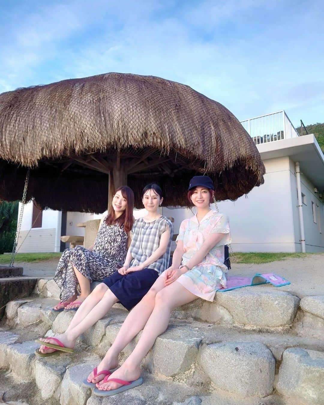 のインスタグラム：「奄美旅行♪海編♪ 大浜でたくさんのんびりしました( ^ω^ )夕日をぼうっと眺めたり、日が沈む時間をゆっくり楽しむなんて久しぶりだったので、心が癒されました…♪ ちなみにこの服、実は…ルームウェアなんです‼︎(*≧∀≦*)笑 友人たちから奄美っぽいと促されてセットアップ風に着ちゃいました(#^.^#)  日除けの帽子は、奄美大島と徳之島にしかいないルリカケスが刺繍されていて可愛いので即、購入、即、愛用‼︎ ルリカケスには、なんとこのあと会うことができたのです…!つづく♪  #奄美旅行 #夏休み #大浜 #ルリカケス #トルトゥーガ #新井恵理那 #centforce」