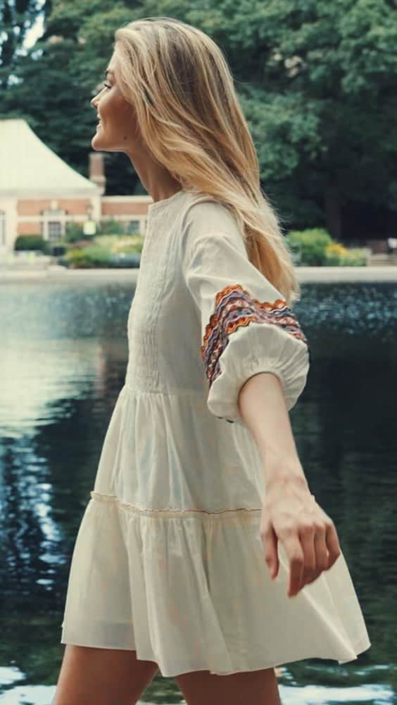 サッチン+バビのインスタグラム：「Summer whites get a bit brighter in our favorite bohemian babydoll Coco dress.」