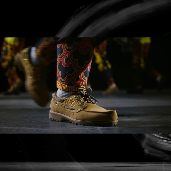 ティンバーランドのインスタグラム：「Timberland X CLOT. Available at juicestore.com and select JUICE locations globally.  This collection brings Eastern-inspired motifs to our classic heritage styles in a celebration of Chinese culture. With a livelihood dependent upon agriculture, ancient Chinese performed dragon dances to plead for rain and good fortune. Generations on, the tradition has been transformed into a celebration of unity and pride that connects all corners of the world.  We are all Generation Dragon. 🐲  Tap to shop.  #CLOT #CLOTxTIMBERLAND」